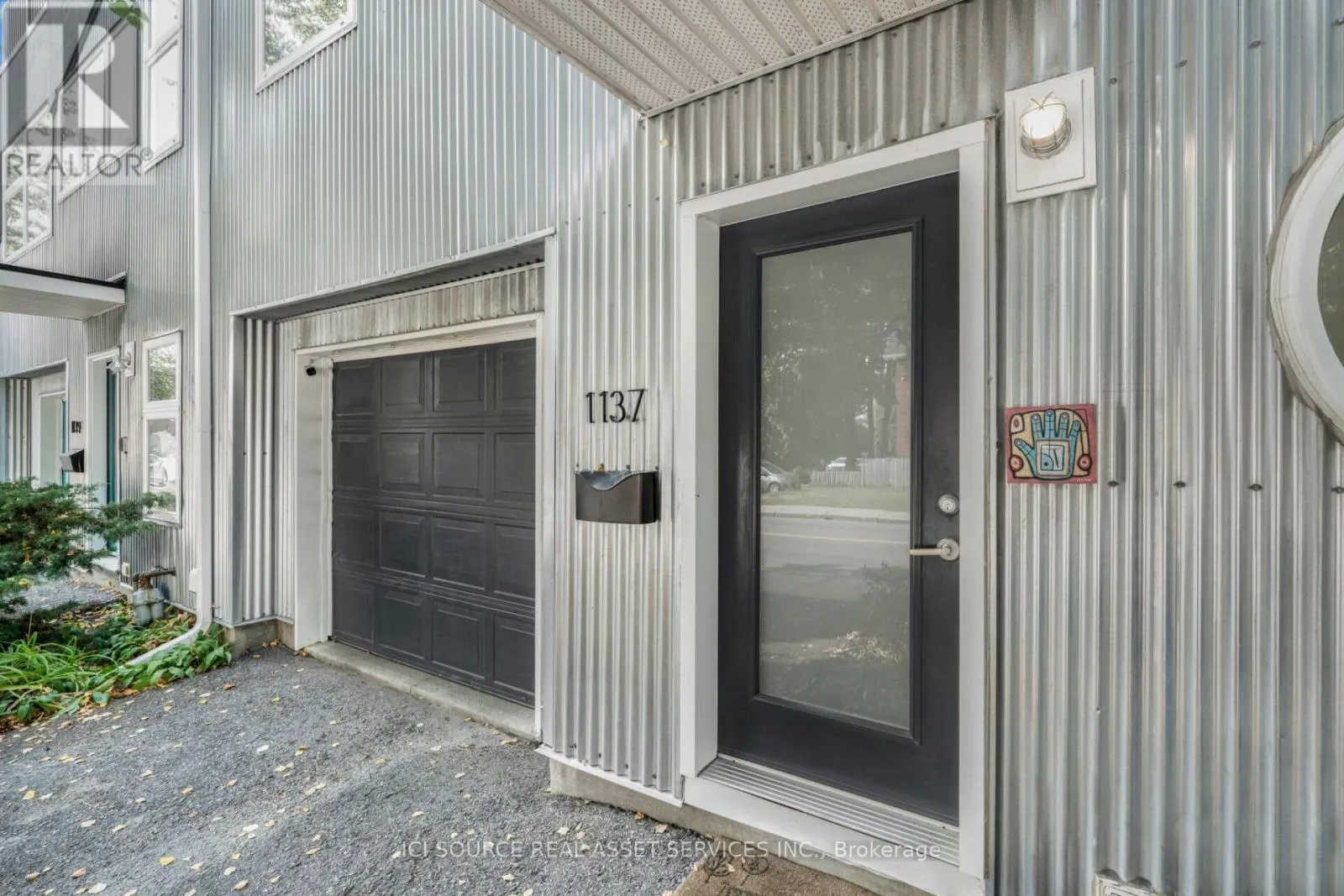 1137 GLADSTONE AVENUE