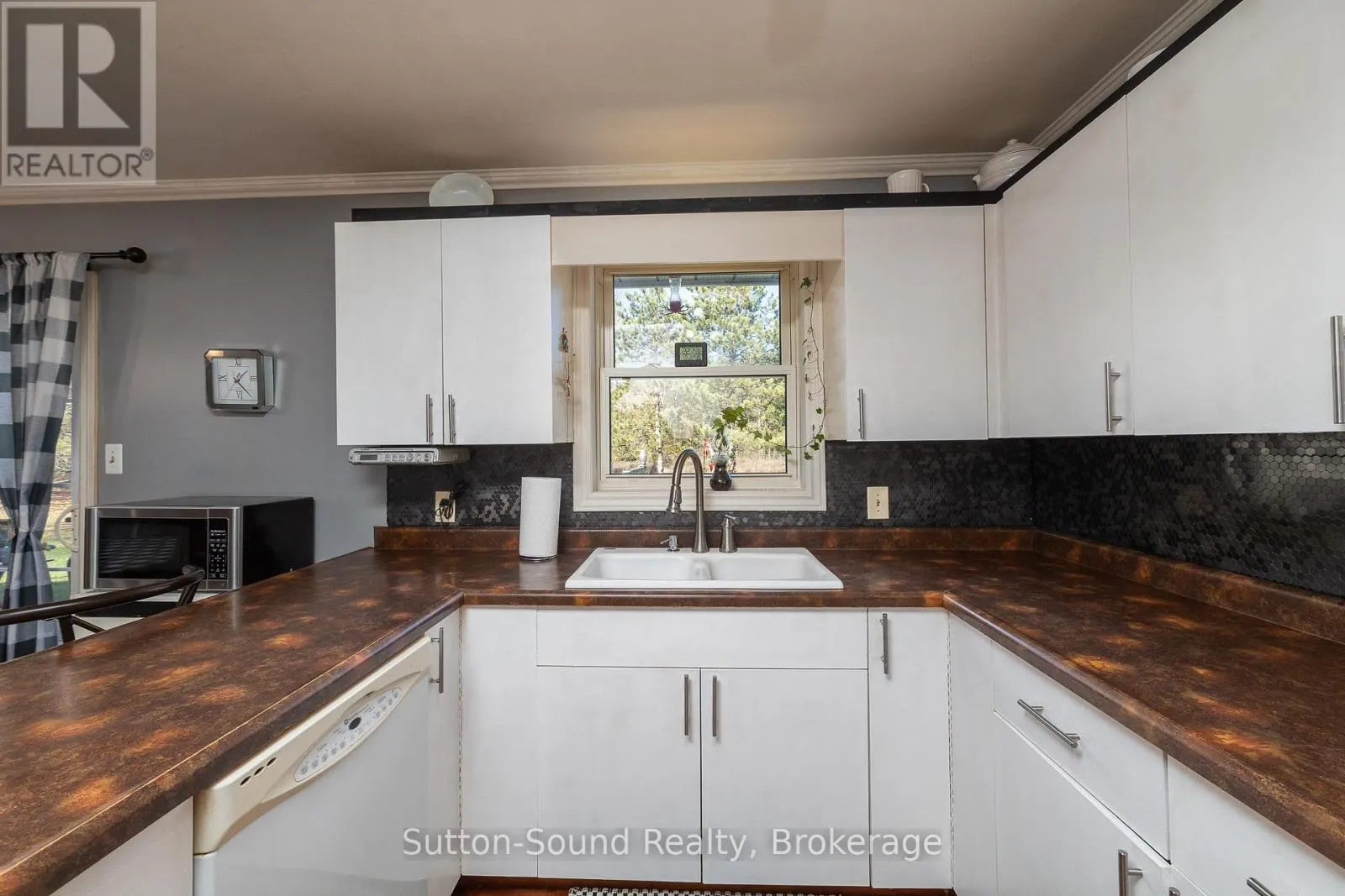 143659 15 SIDE ROAD E