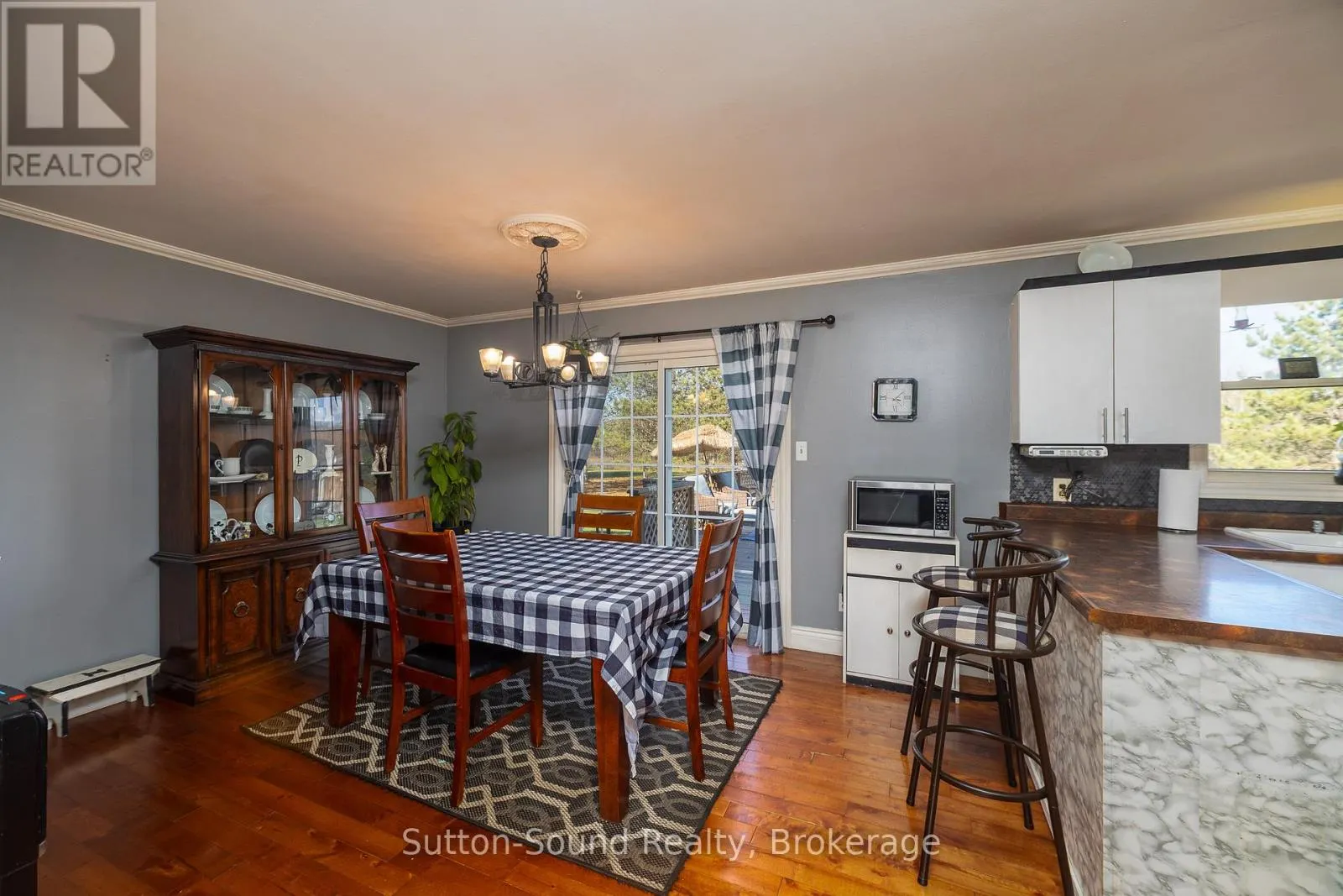 143659 15 SIDE ROAD E