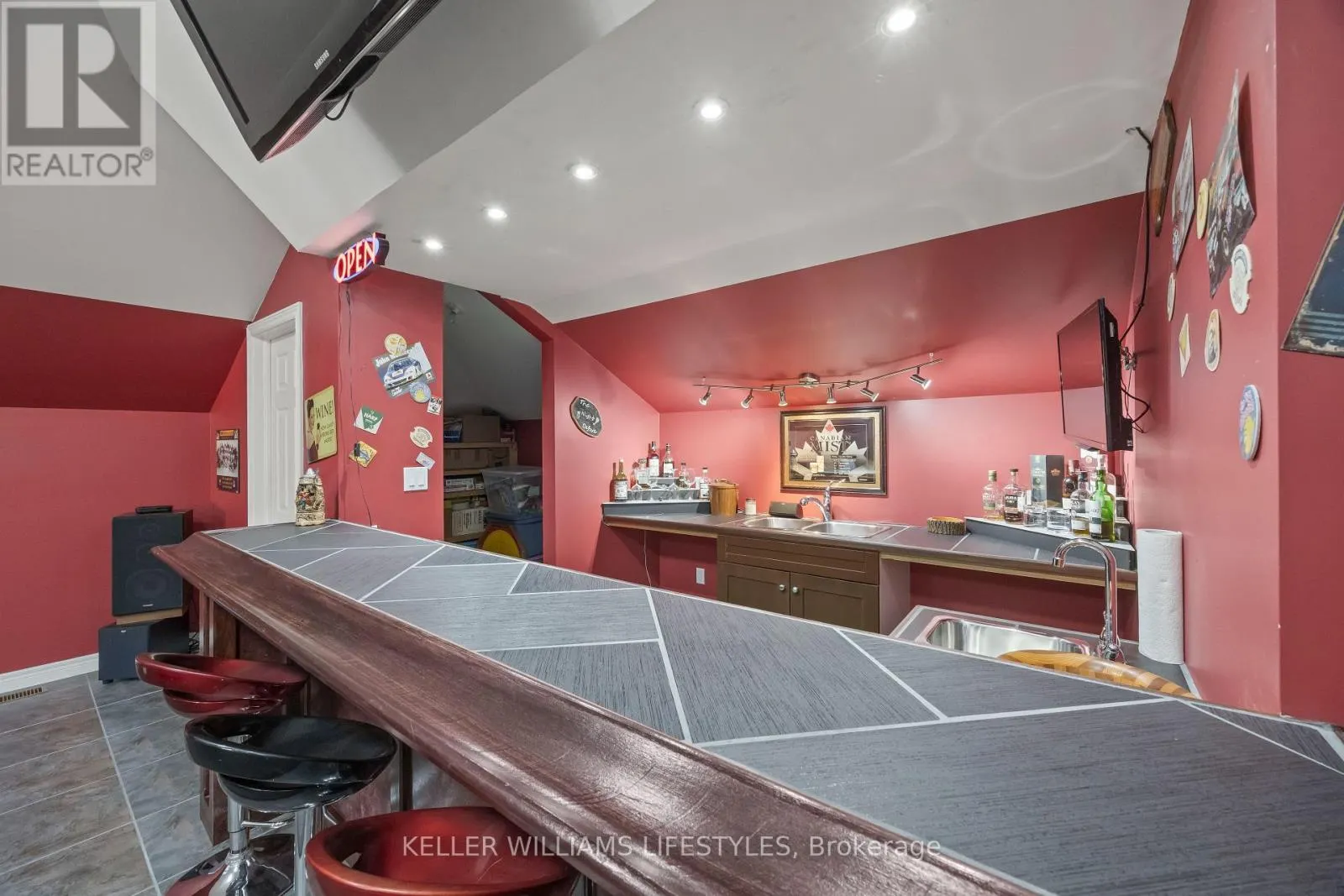 11 HAWTHORN CRESCENT