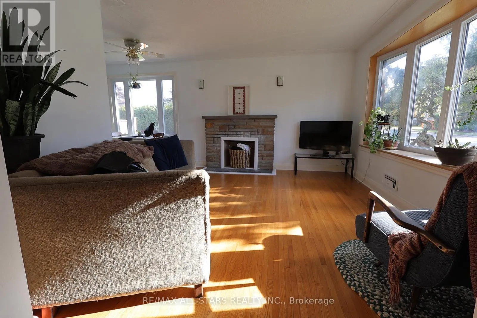 200 UNIVERSITY AVENUE E