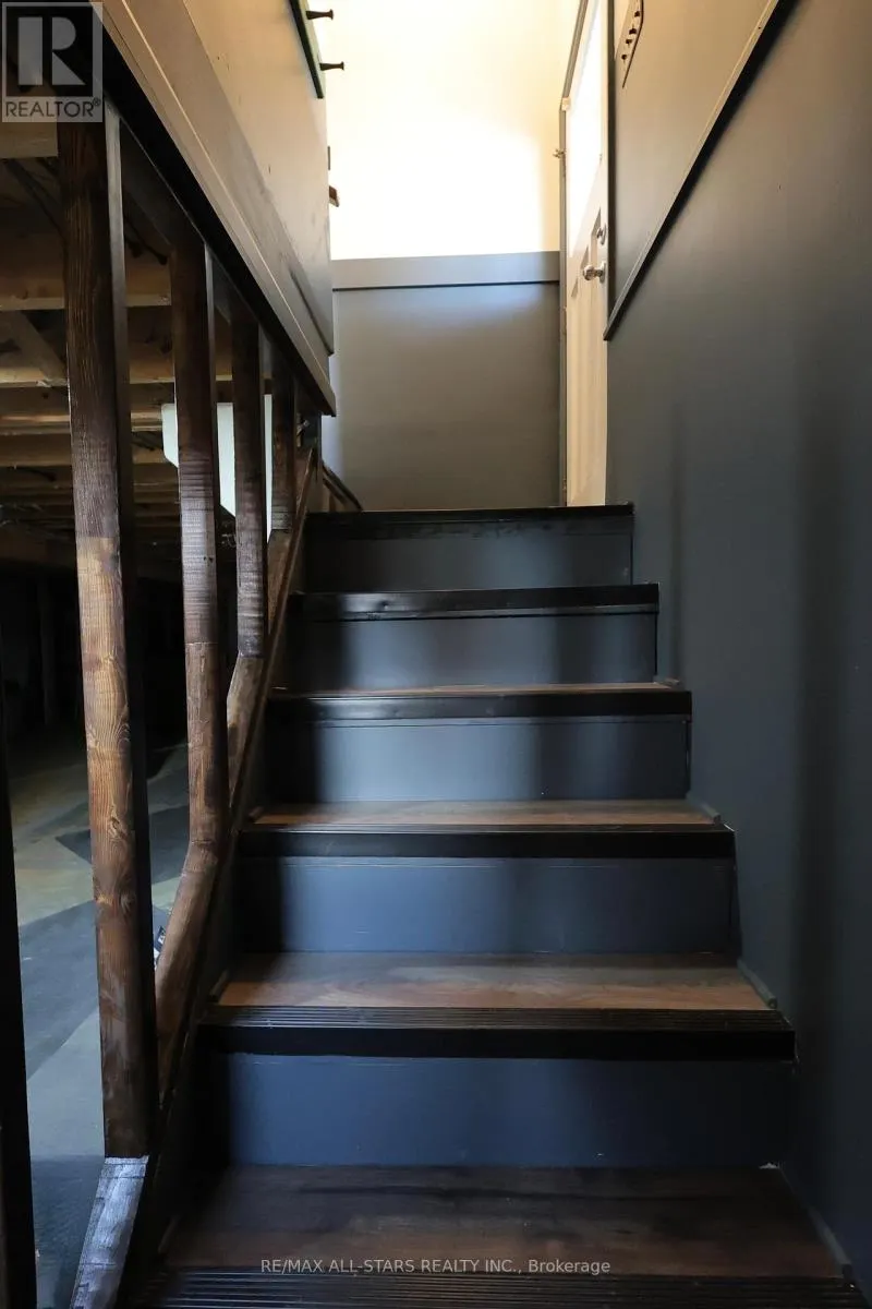 200 UNIVERSITY AVENUE E