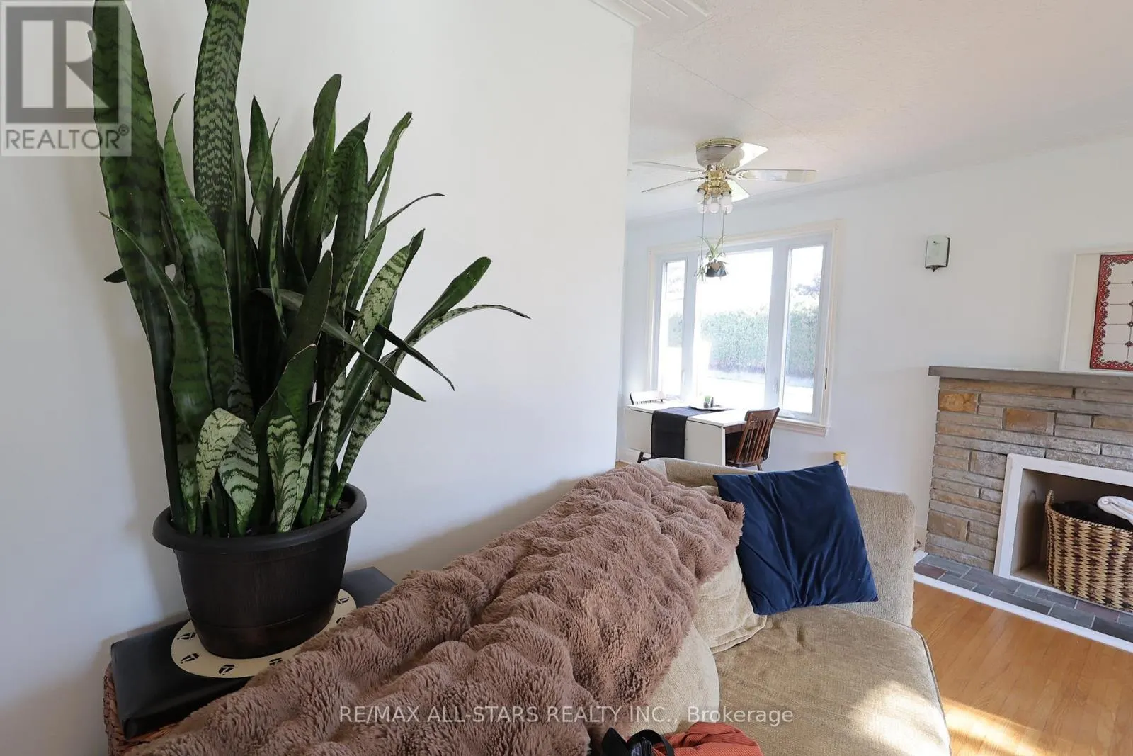 200 UNIVERSITY AVENUE E