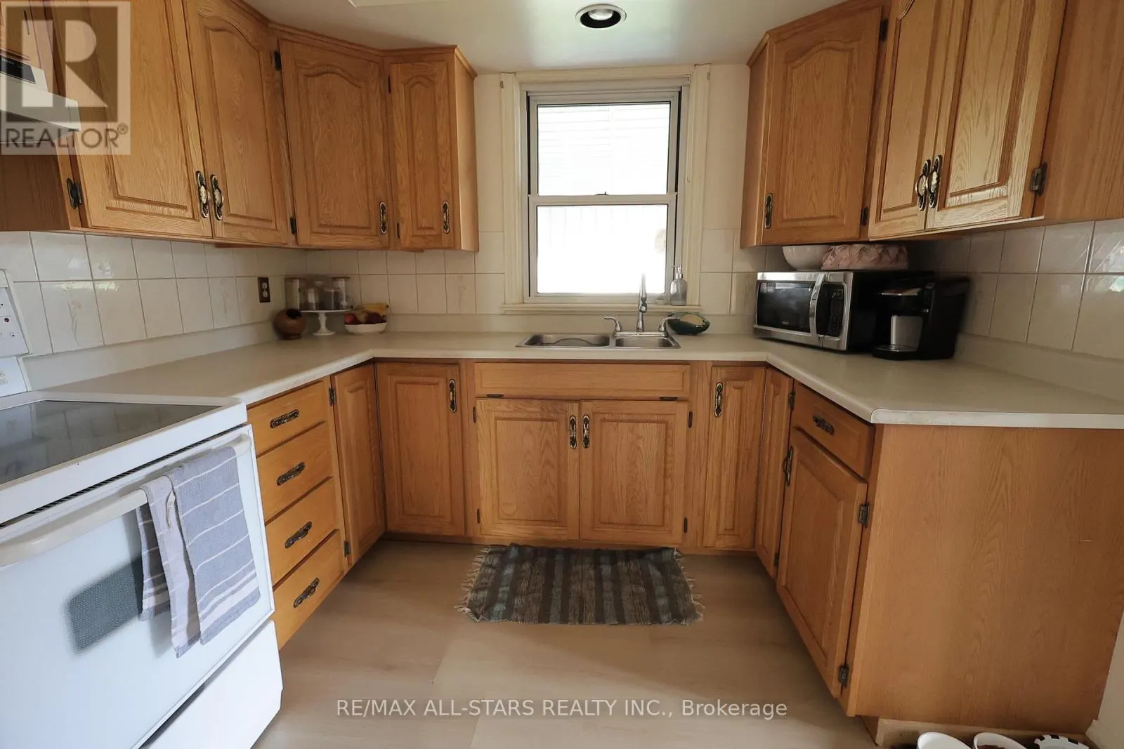 200 UNIVERSITY AVENUE E