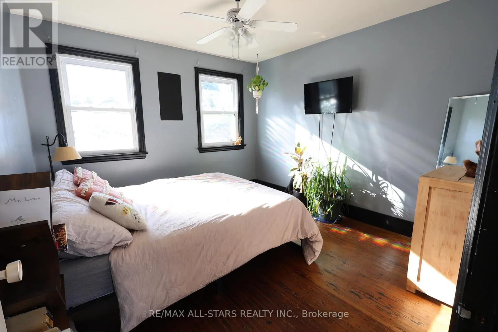 200 UNIVERSITY AVENUE E