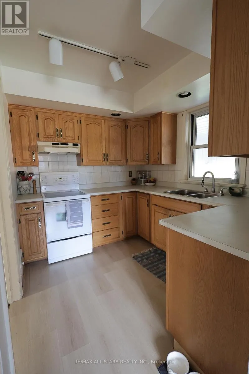 200 UNIVERSITY AVENUE E