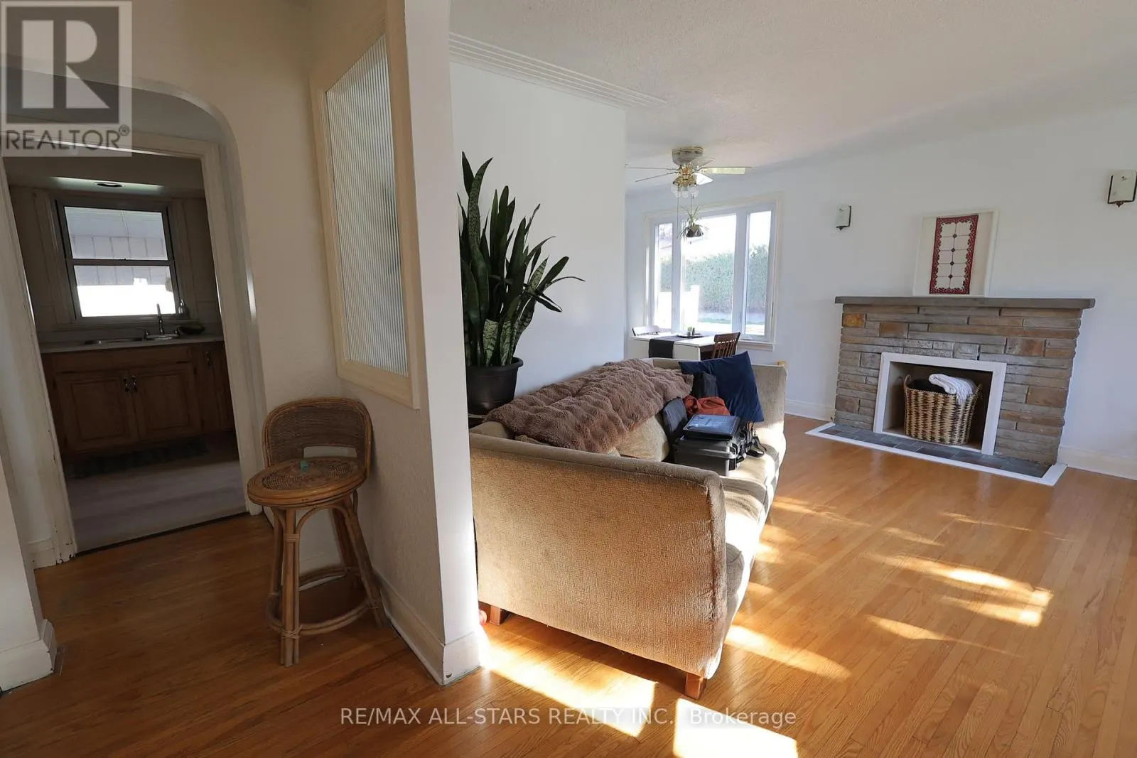 200 UNIVERSITY AVENUE E