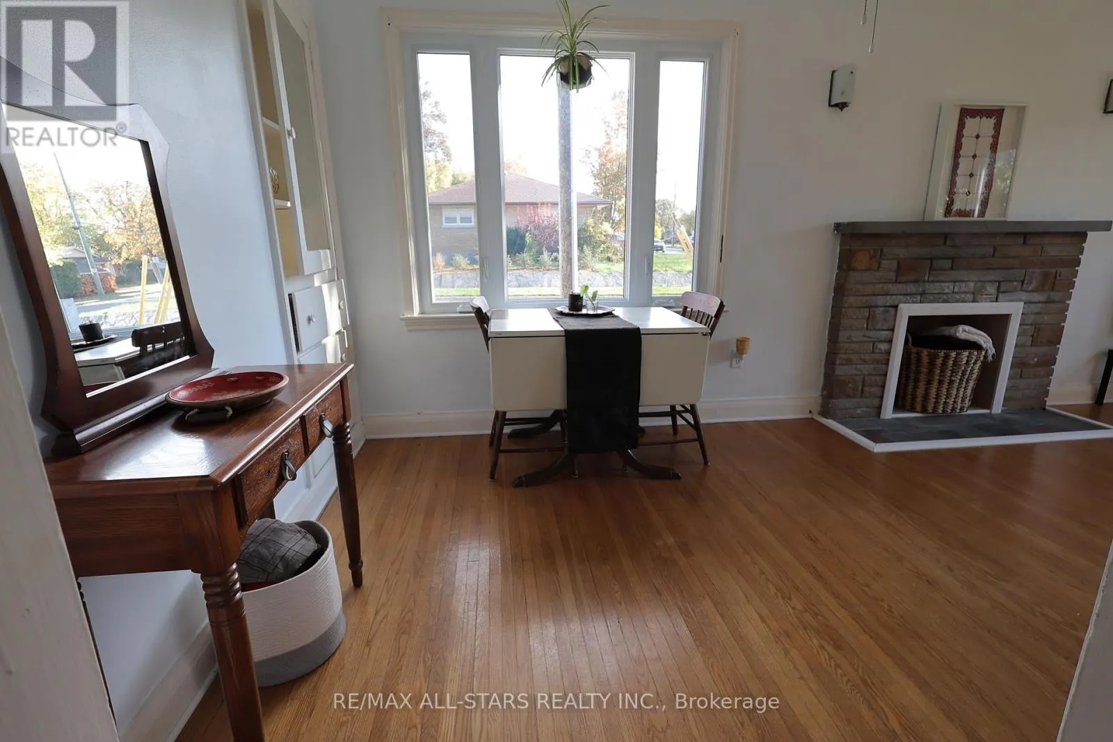 200 UNIVERSITY AVENUE E