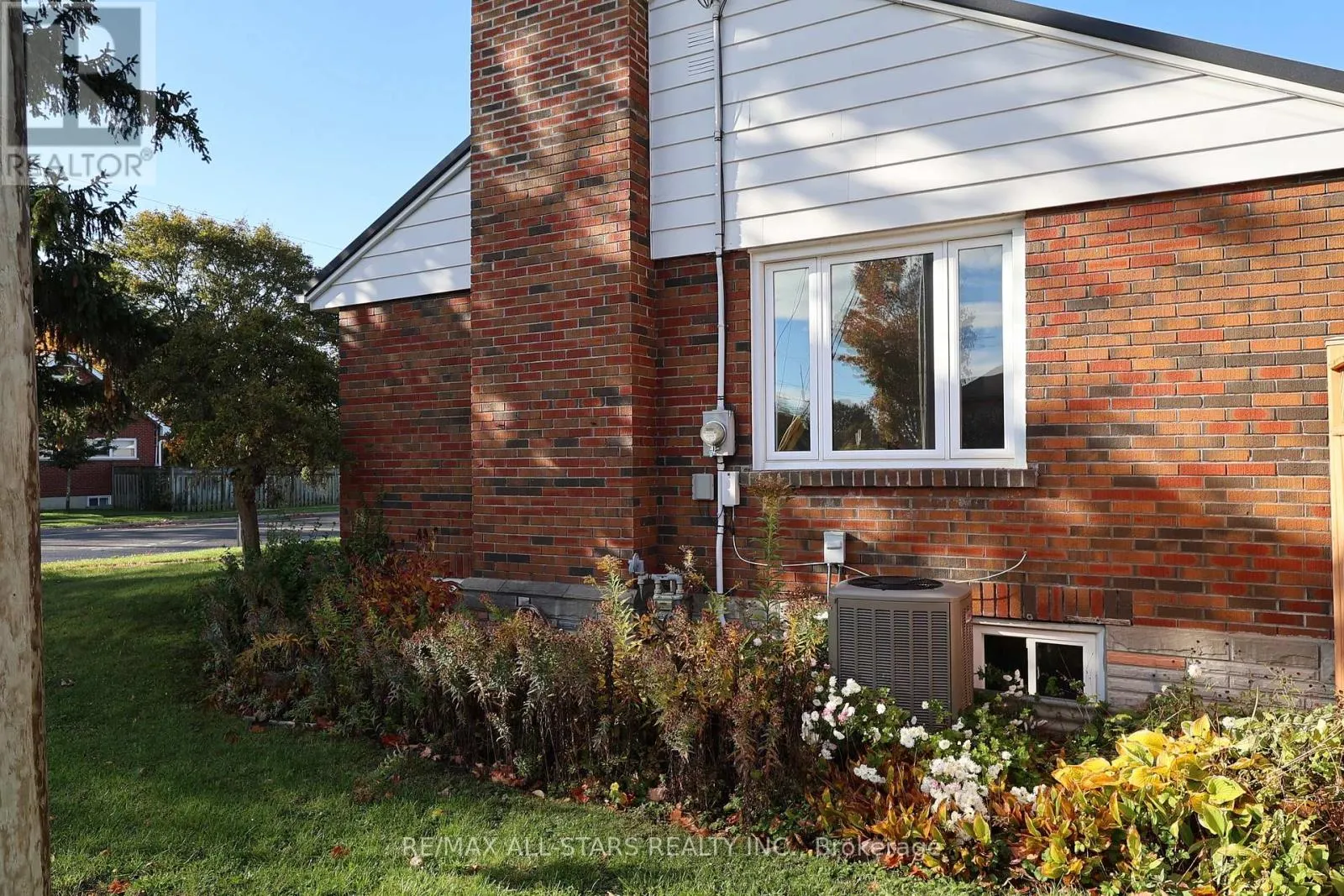 200 UNIVERSITY AVENUE E