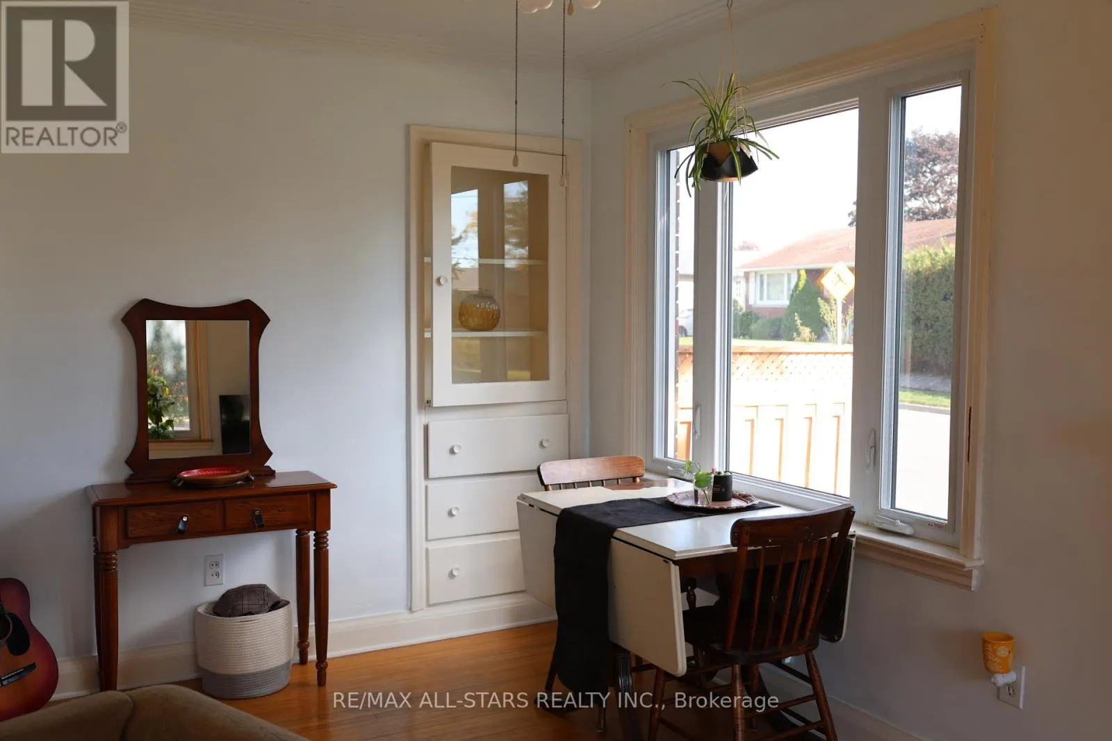 200 UNIVERSITY AVENUE E