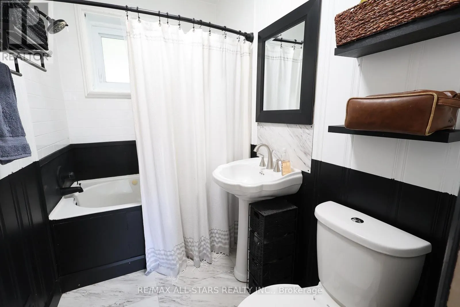 200 UNIVERSITY AVENUE E