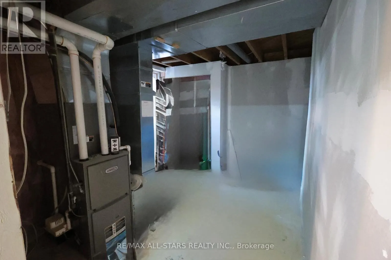 200 UNIVERSITY AVENUE E