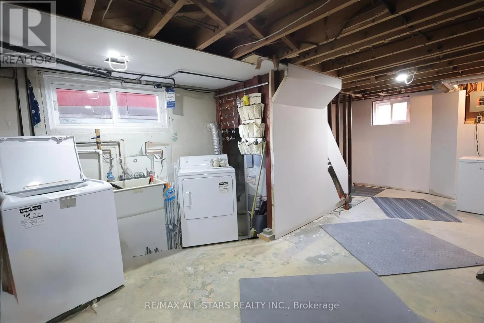 200 UNIVERSITY AVENUE E