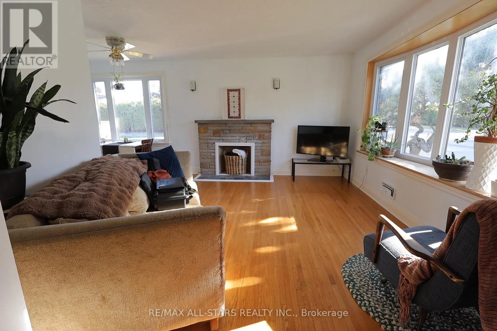 200 UNIVERSITY AVENUE E