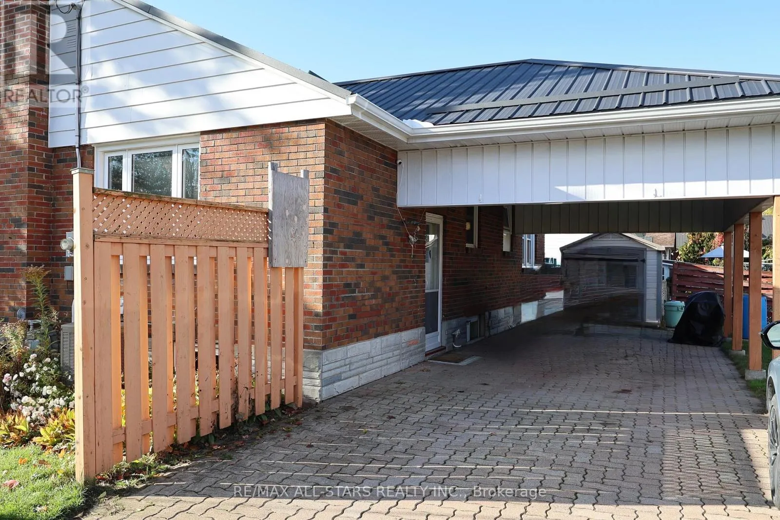 200 UNIVERSITY AVENUE E