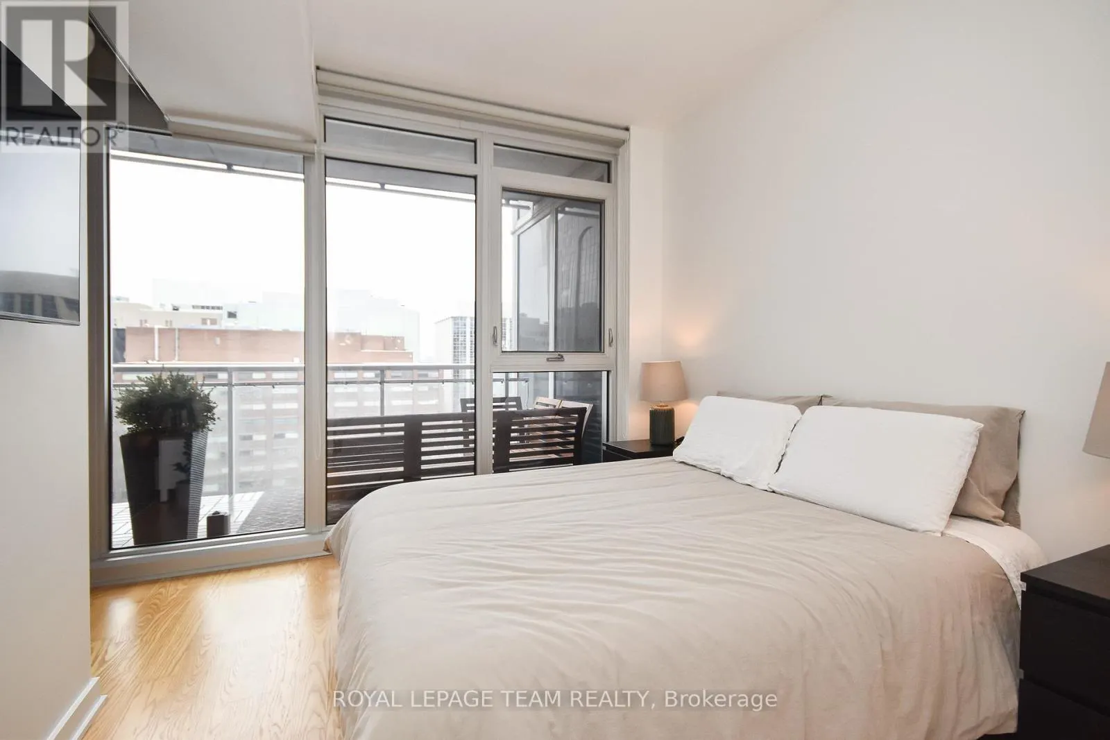 1206 - 324 LAURIER AVENUE