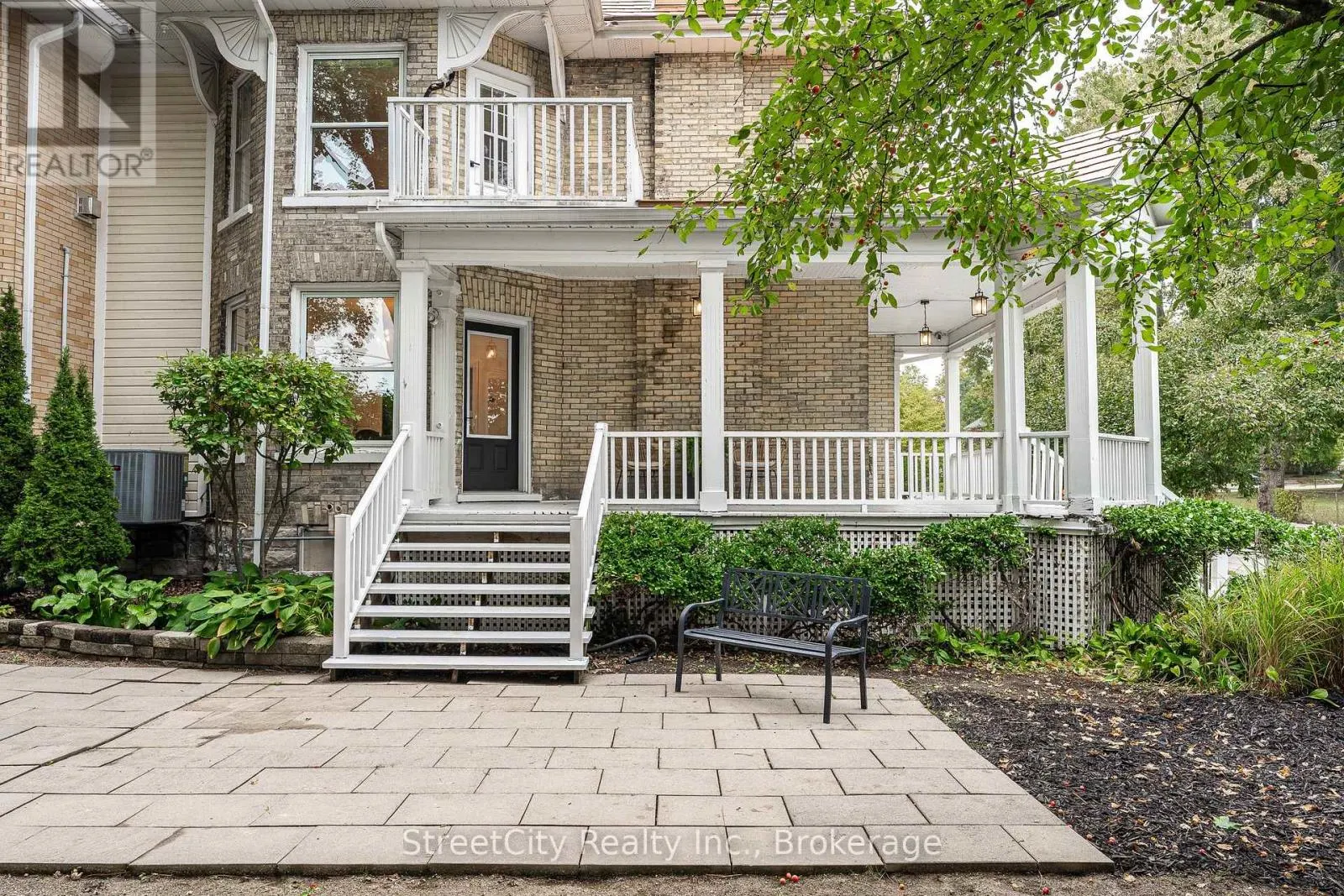 18 WATERLOO STREET N