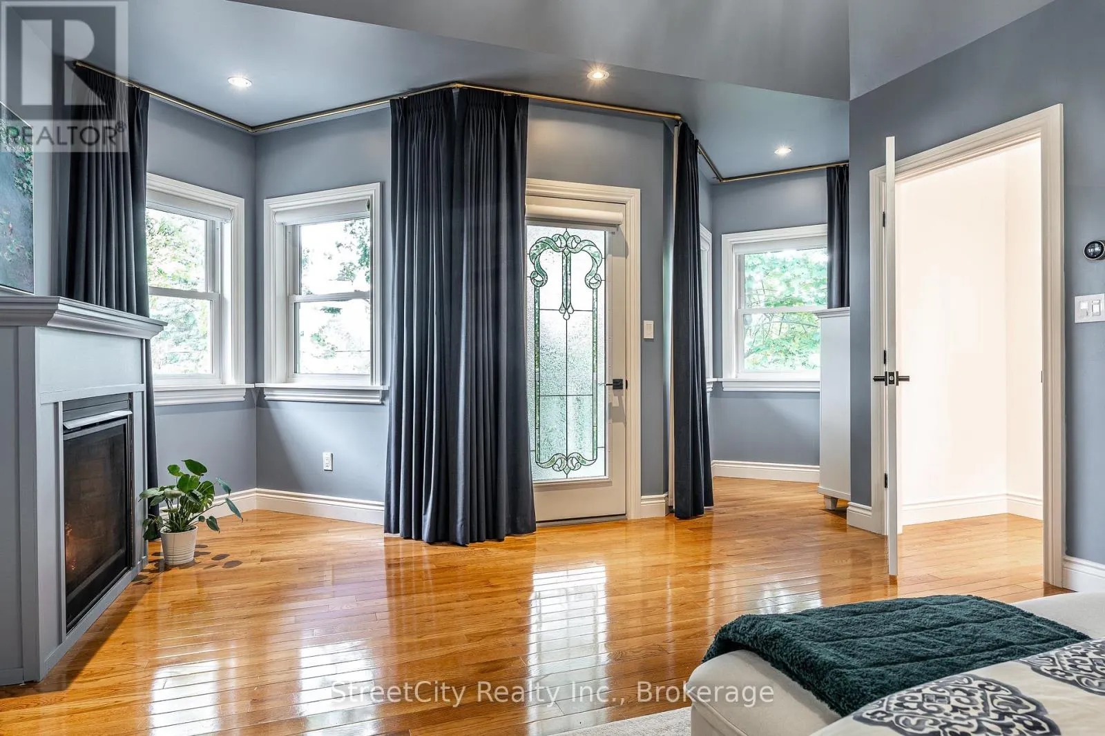 18 WATERLOO STREET N