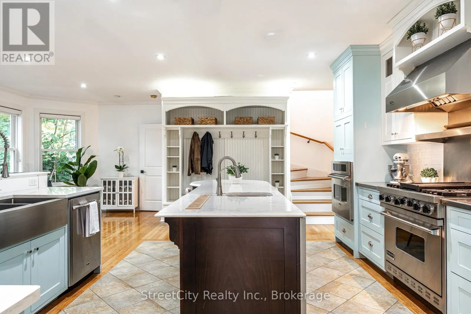 18 WATERLOO STREET N