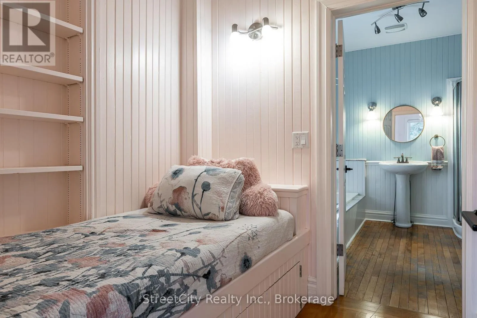 18 WATERLOO STREET N