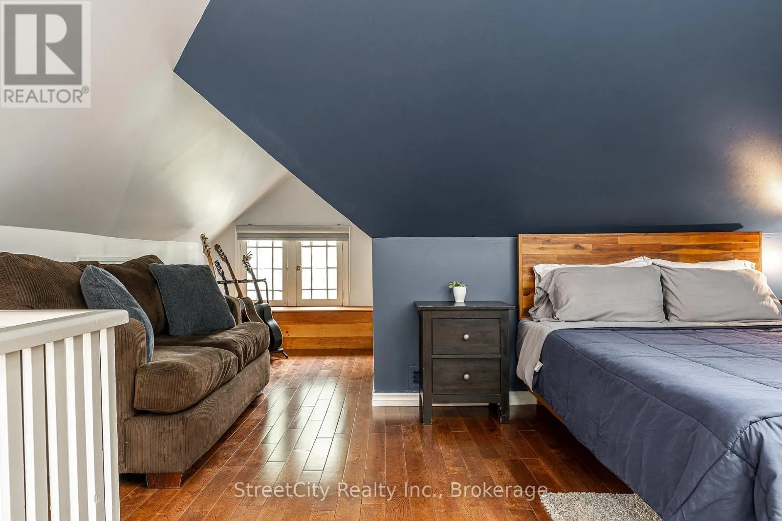 18 WATERLOO STREET N