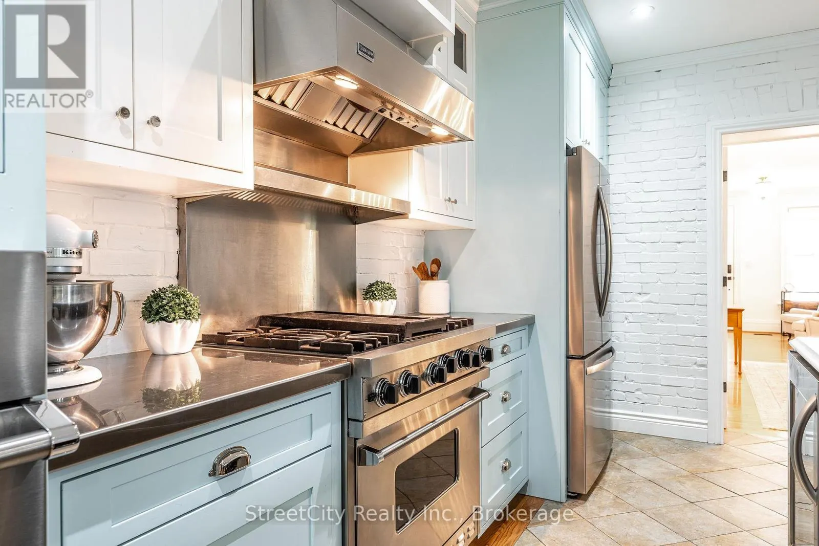 18 WATERLOO STREET N