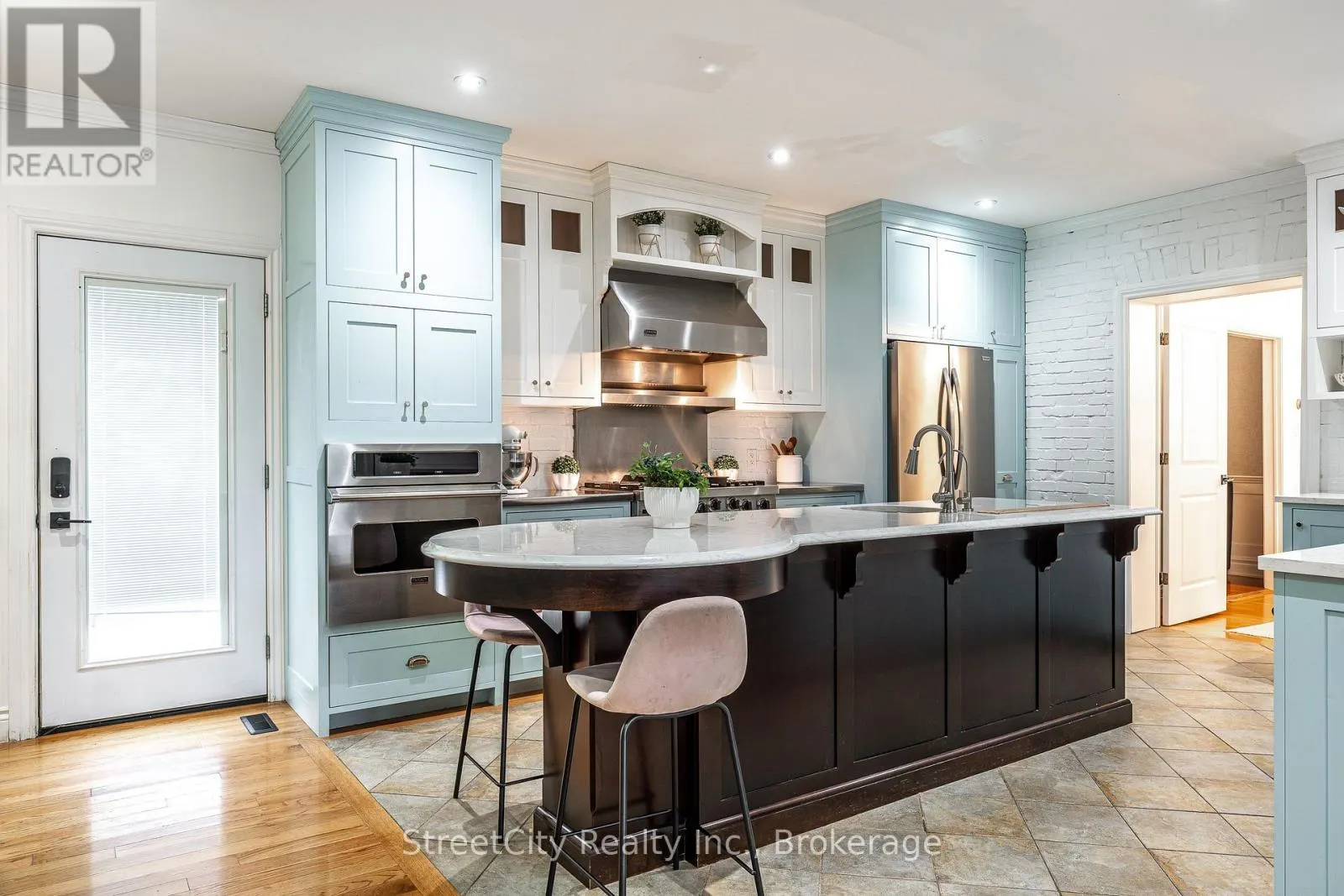 18 WATERLOO STREET N