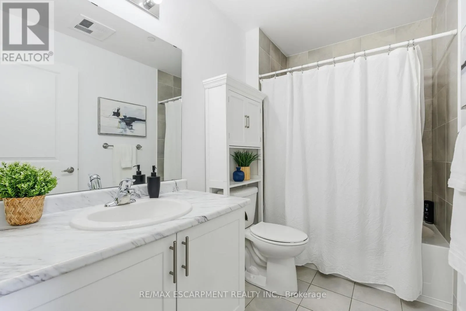 228 - 35 SOUTHSHORE CRESCENT