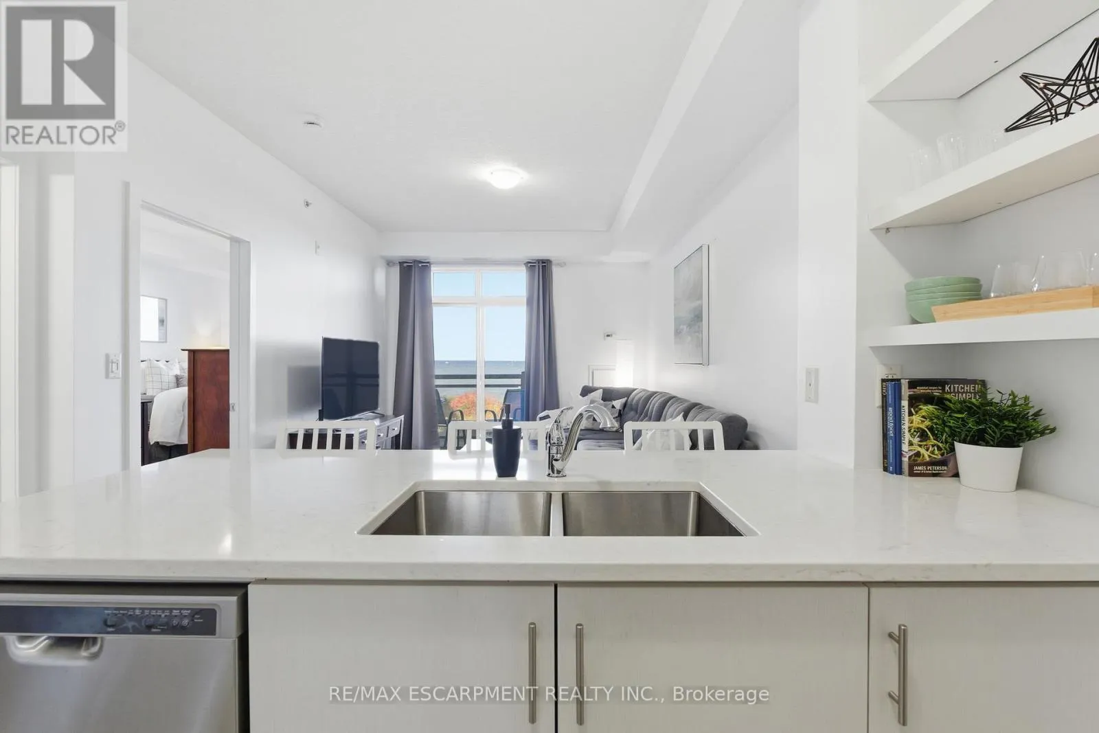 228 - 35 SOUTHSHORE CRESCENT