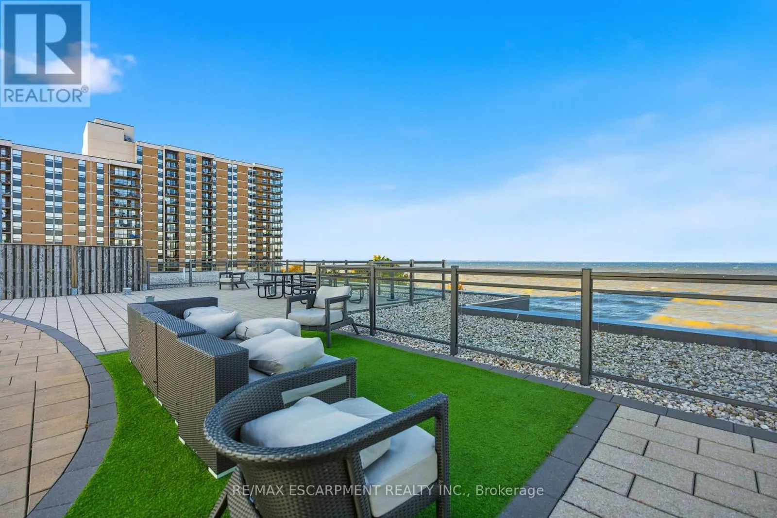 228 - 35 SOUTHSHORE CRESCENT