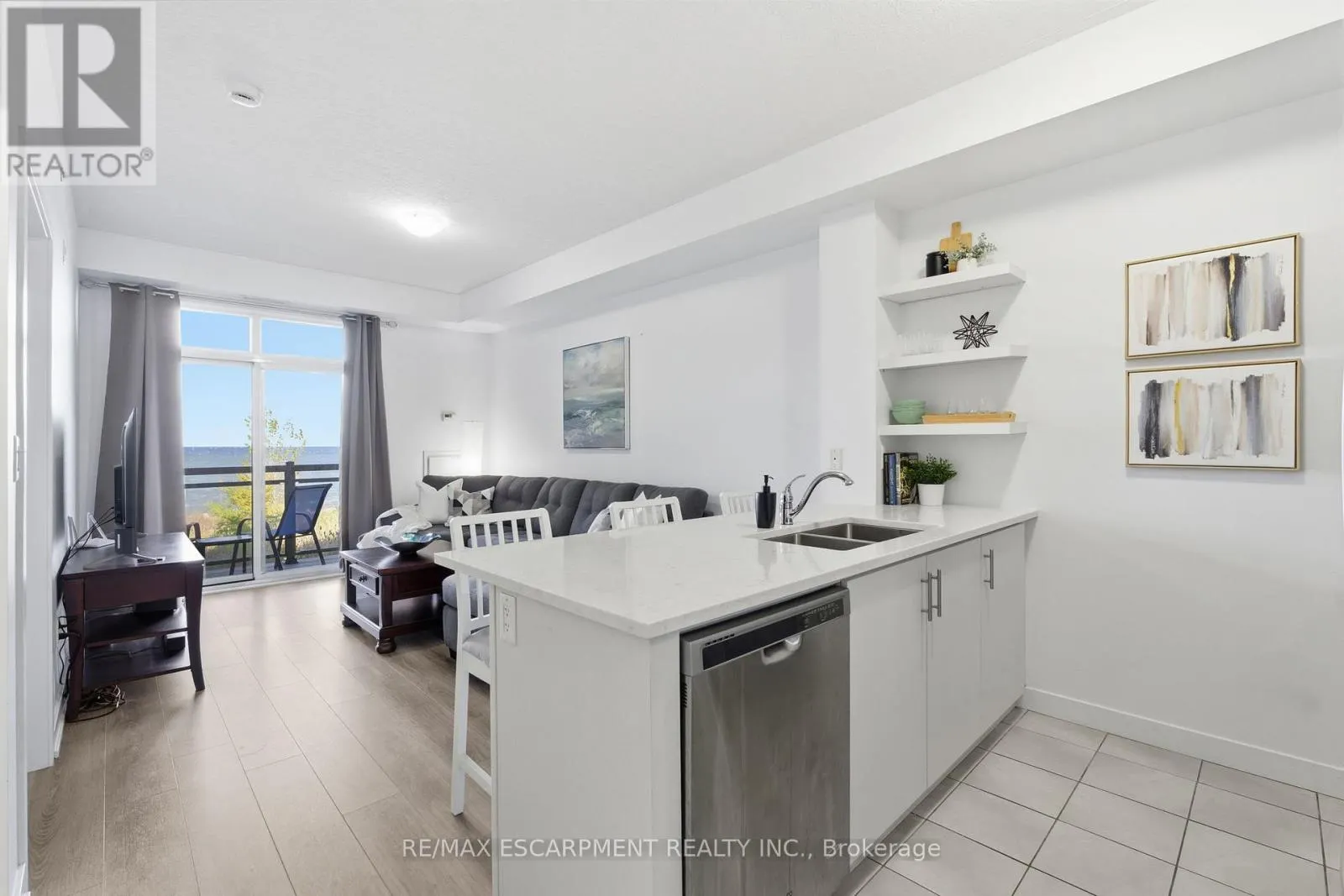 228 - 35 SOUTHSHORE CRESCENT