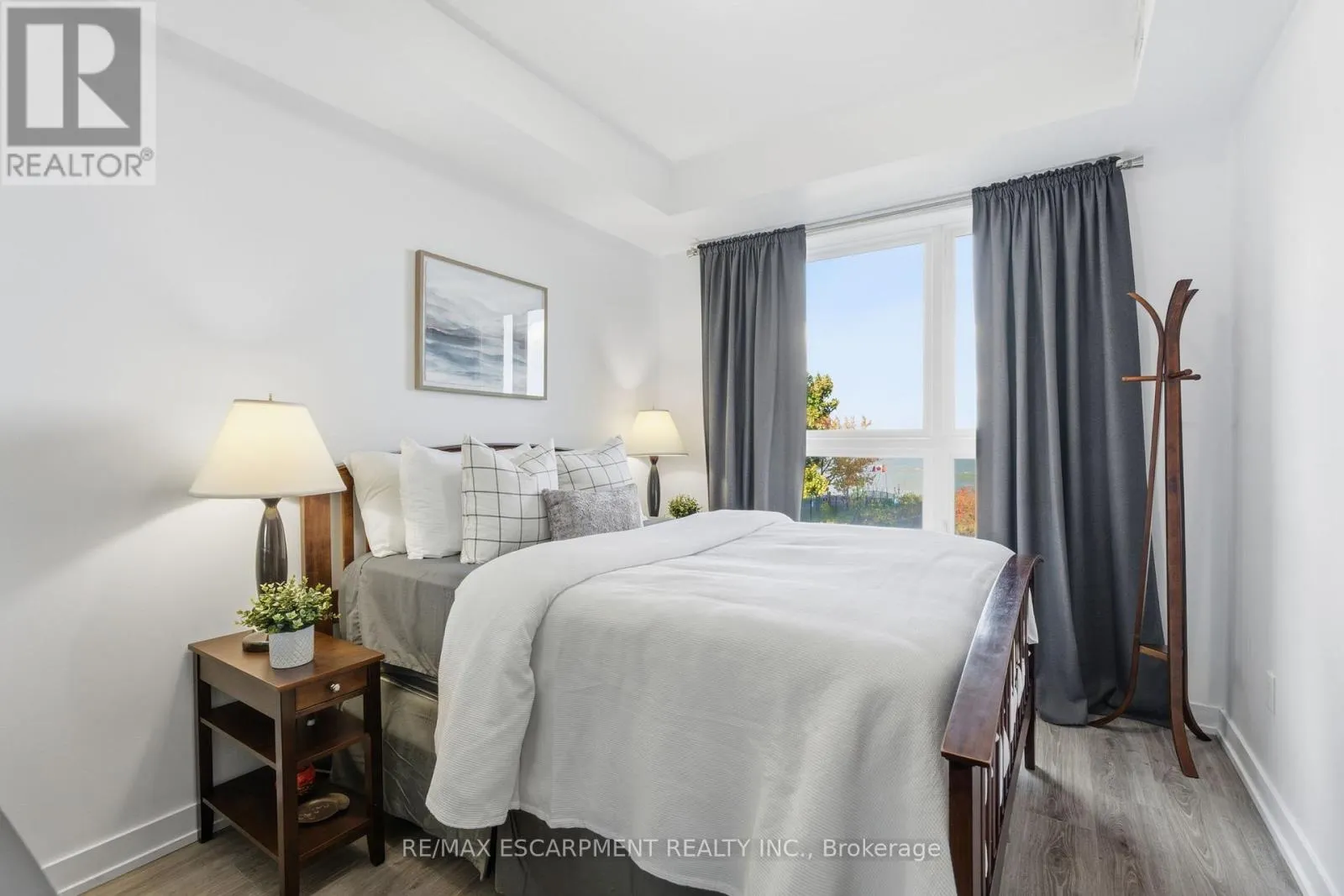 228 - 35 SOUTHSHORE CRESCENT