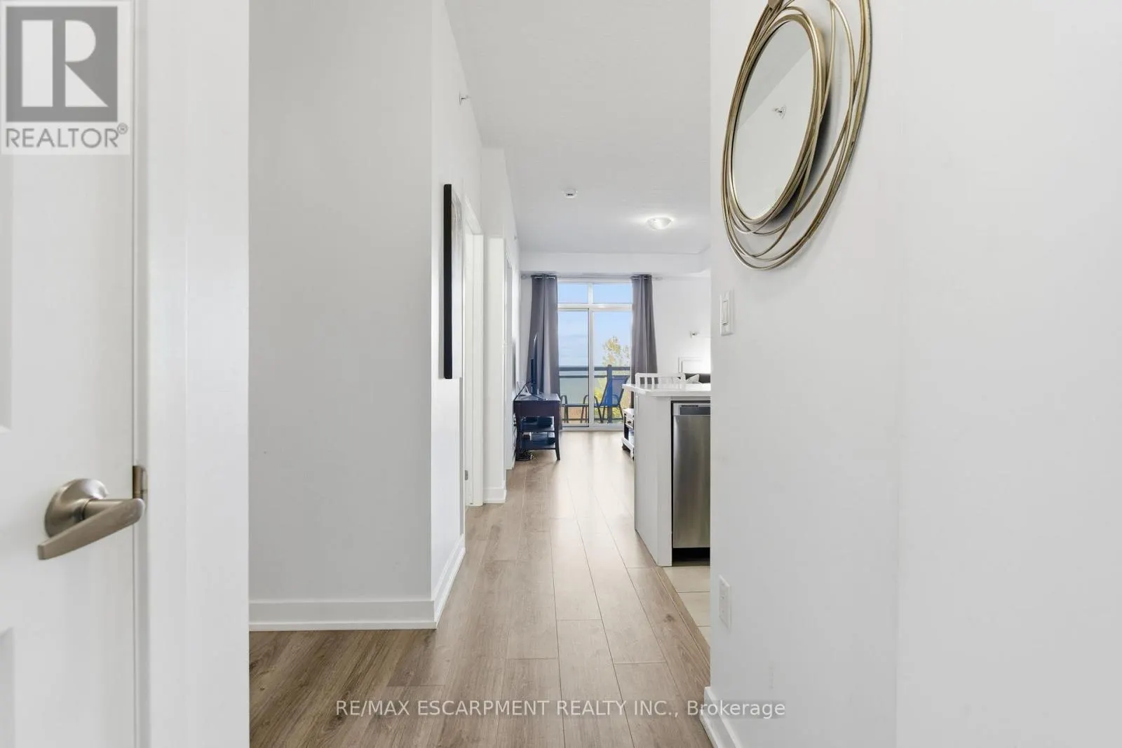 228 - 35 SOUTHSHORE CRESCENT