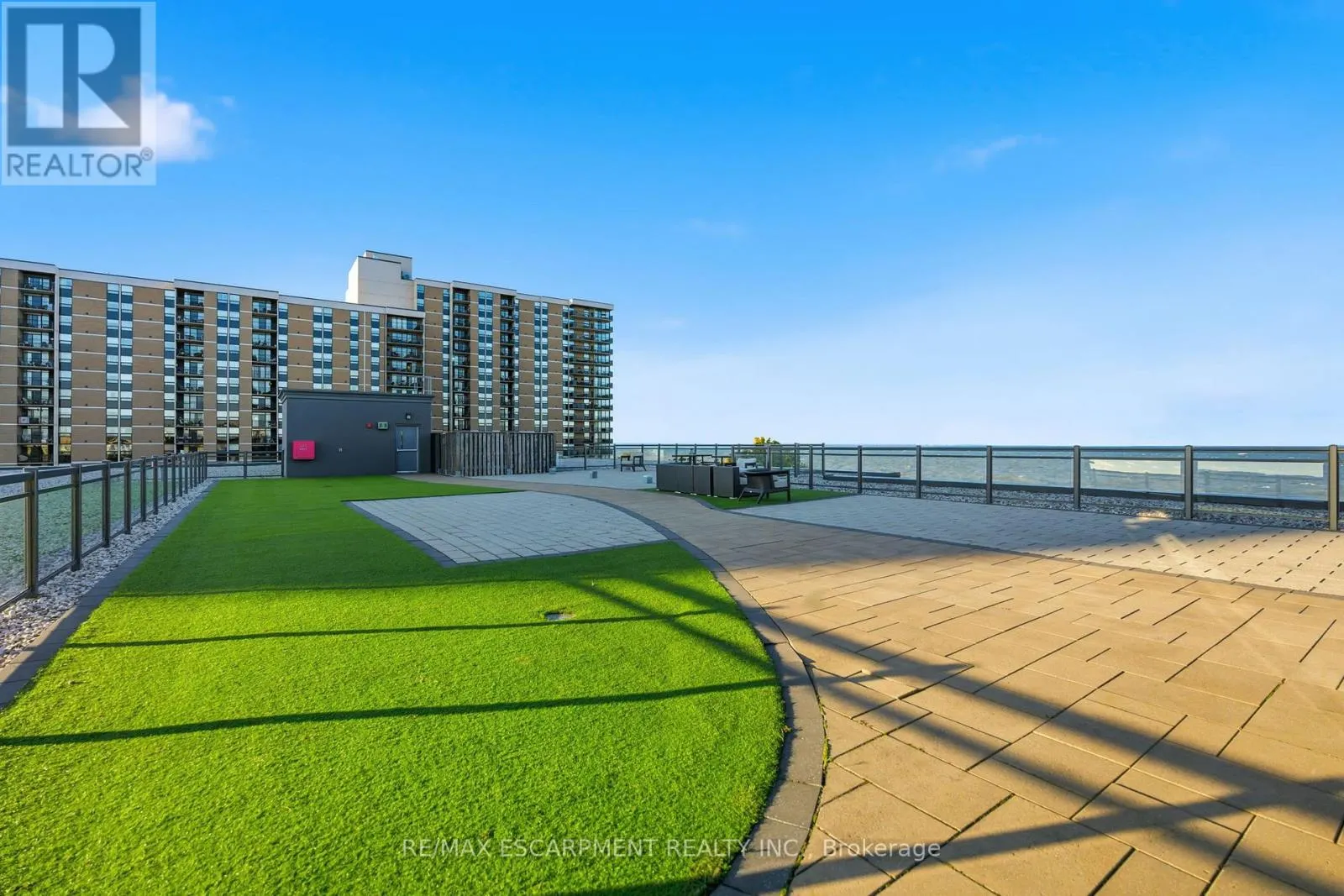 228 - 35 SOUTHSHORE CRESCENT