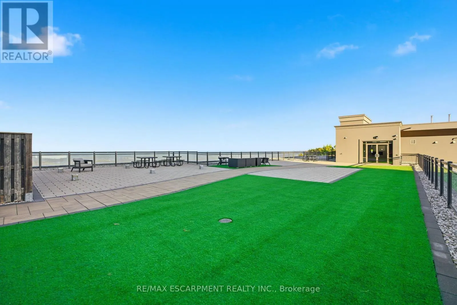 228 - 35 SOUTHSHORE CRESCENT