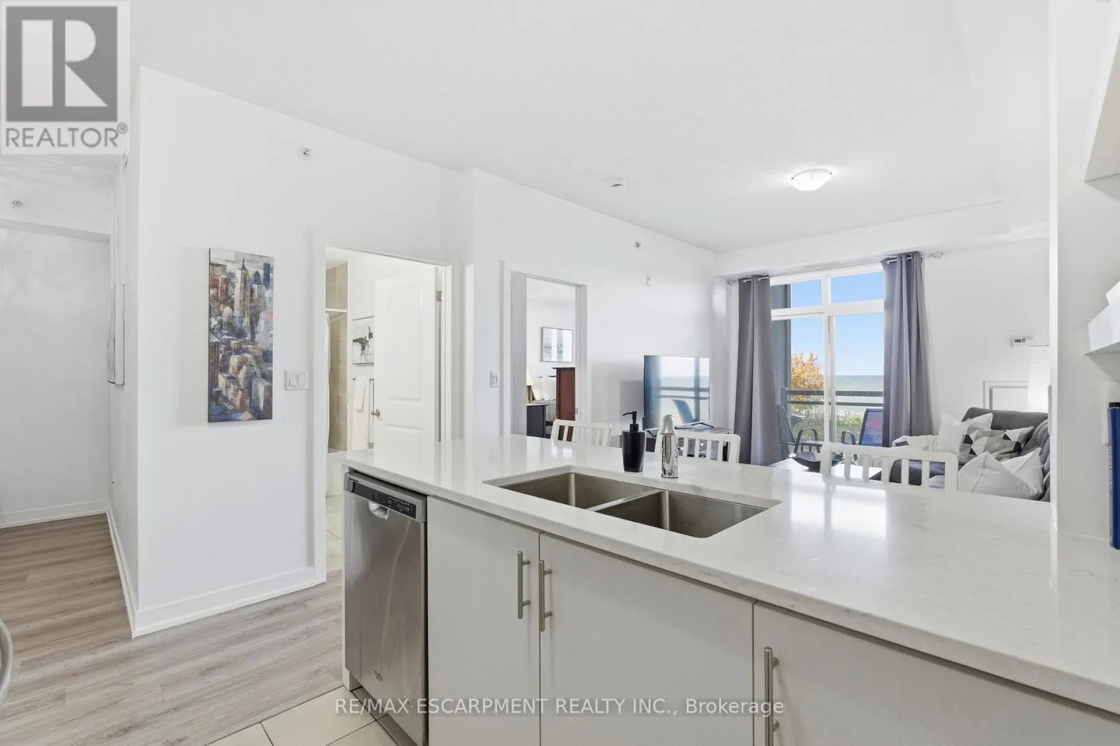 228 - 35 SOUTHSHORE CRESCENT