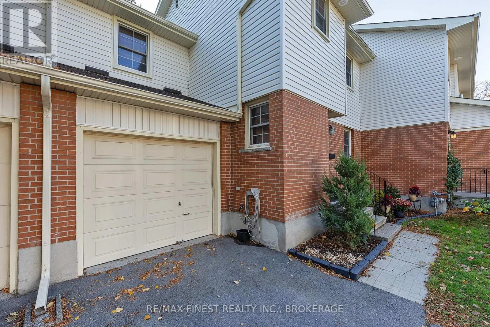 48 - 19 MACPHERSON AVENUE, #48