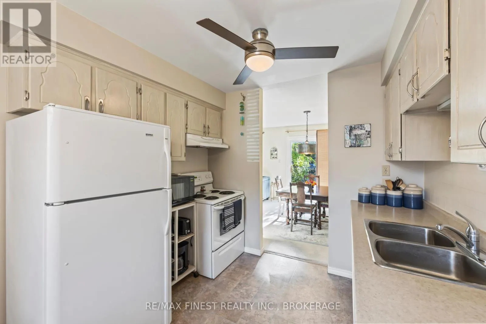 48 - 19 MACPHERSON AVENUE, #48