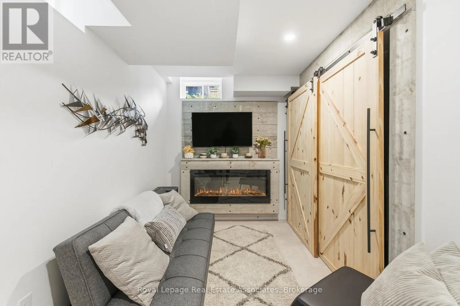 7 - 383 DUNDAS STREET E