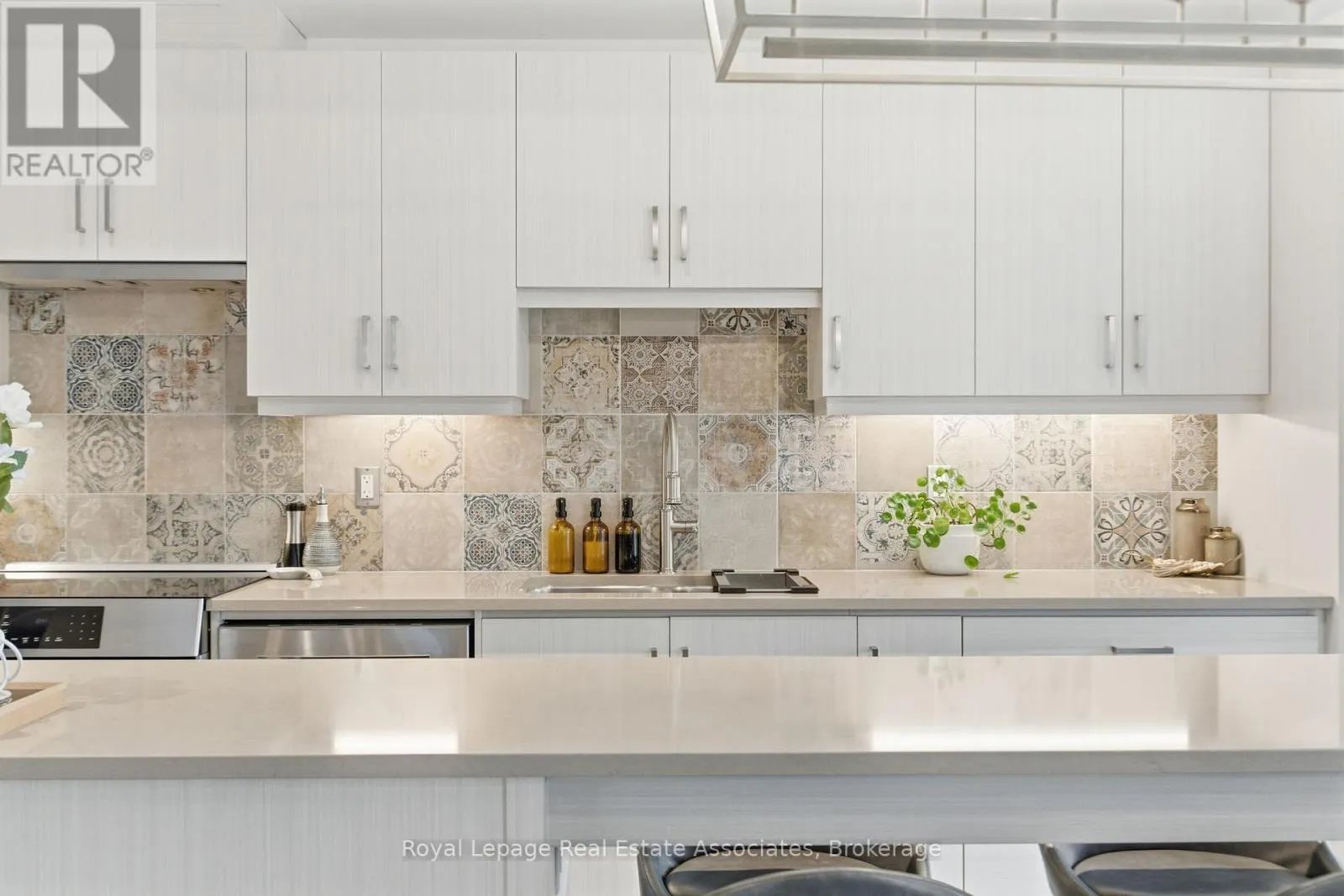 7 - 383 DUNDAS STREET E