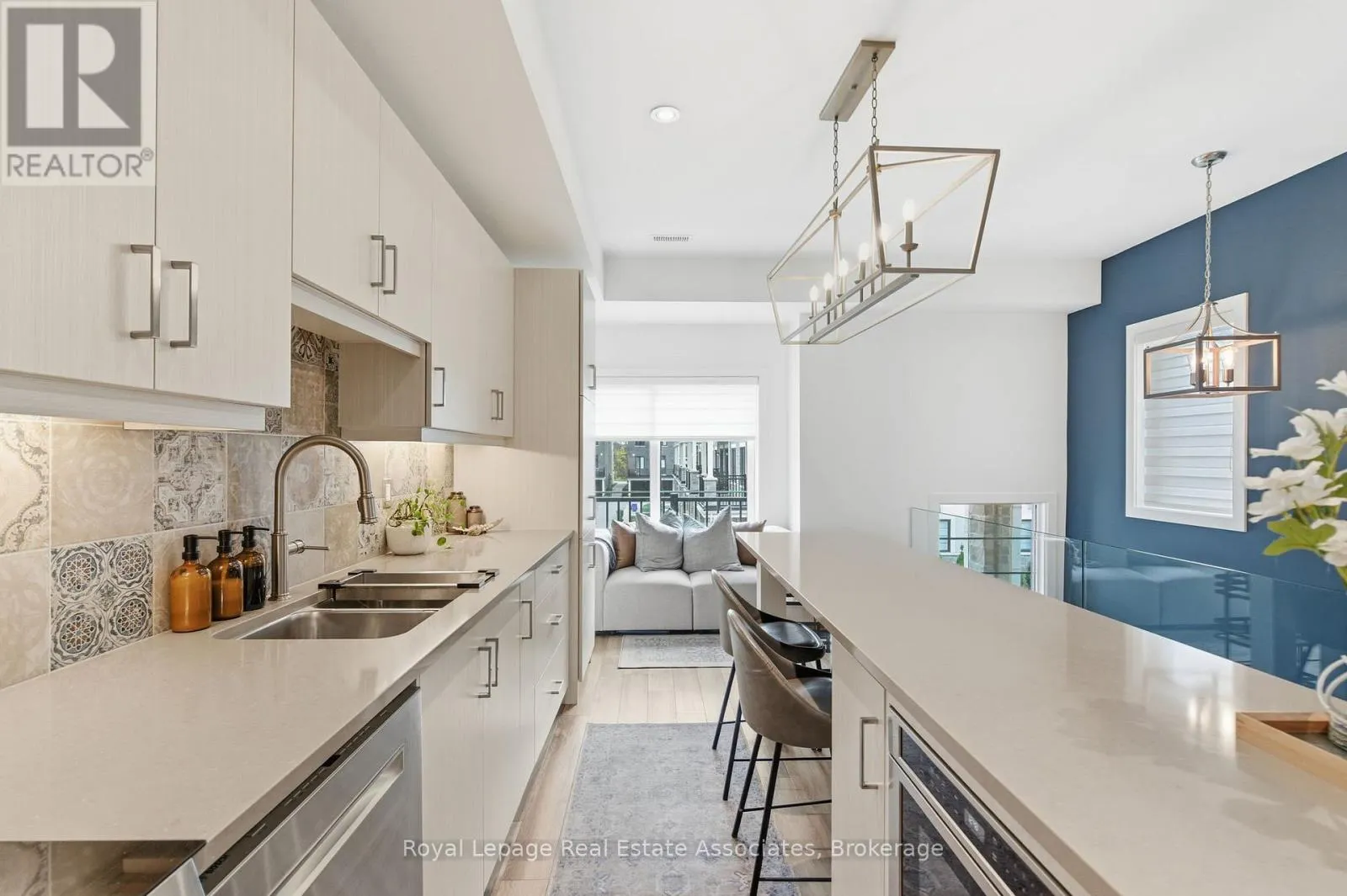 7 - 383 DUNDAS STREET E