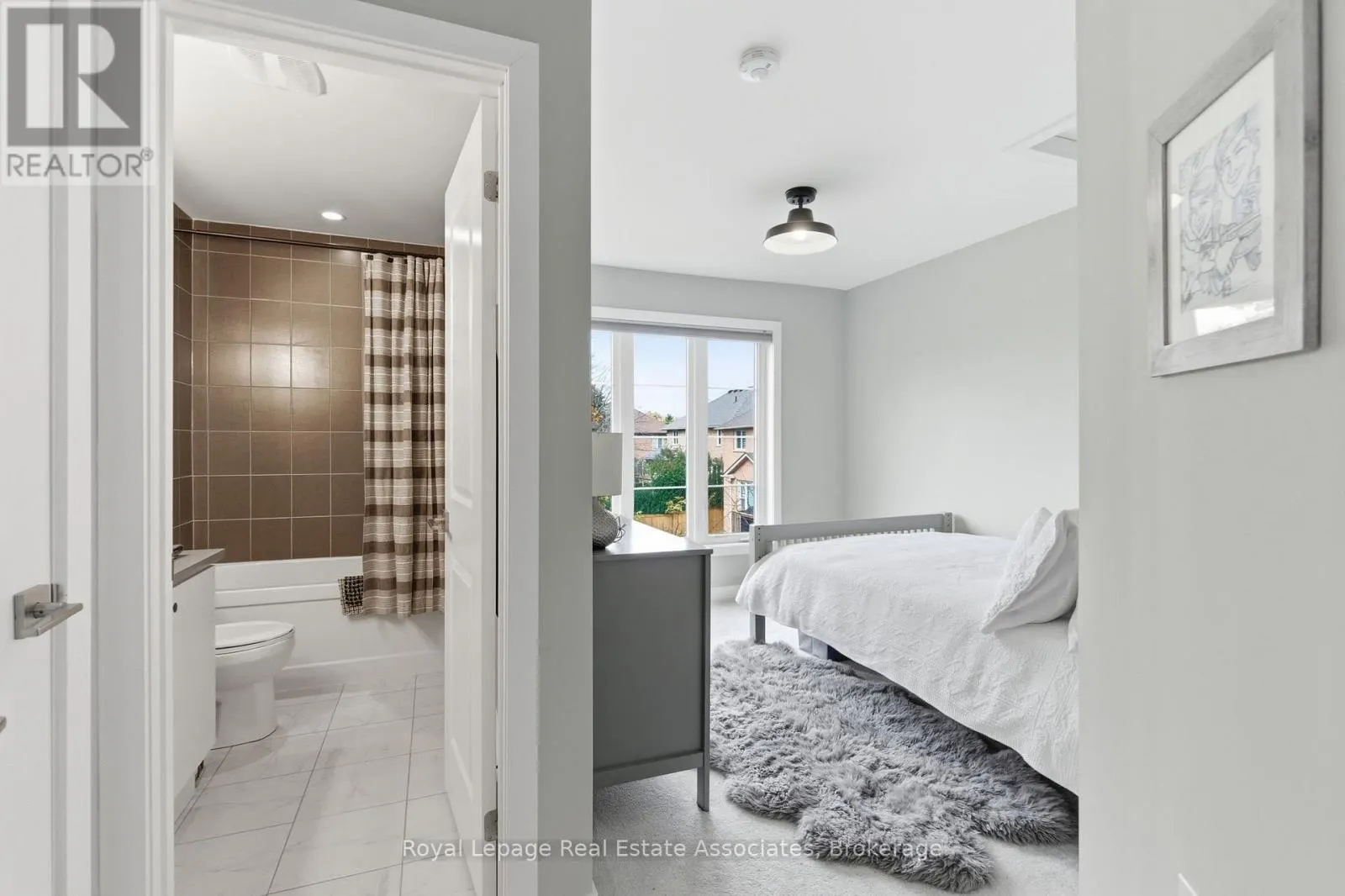 7 - 383 DUNDAS STREET E