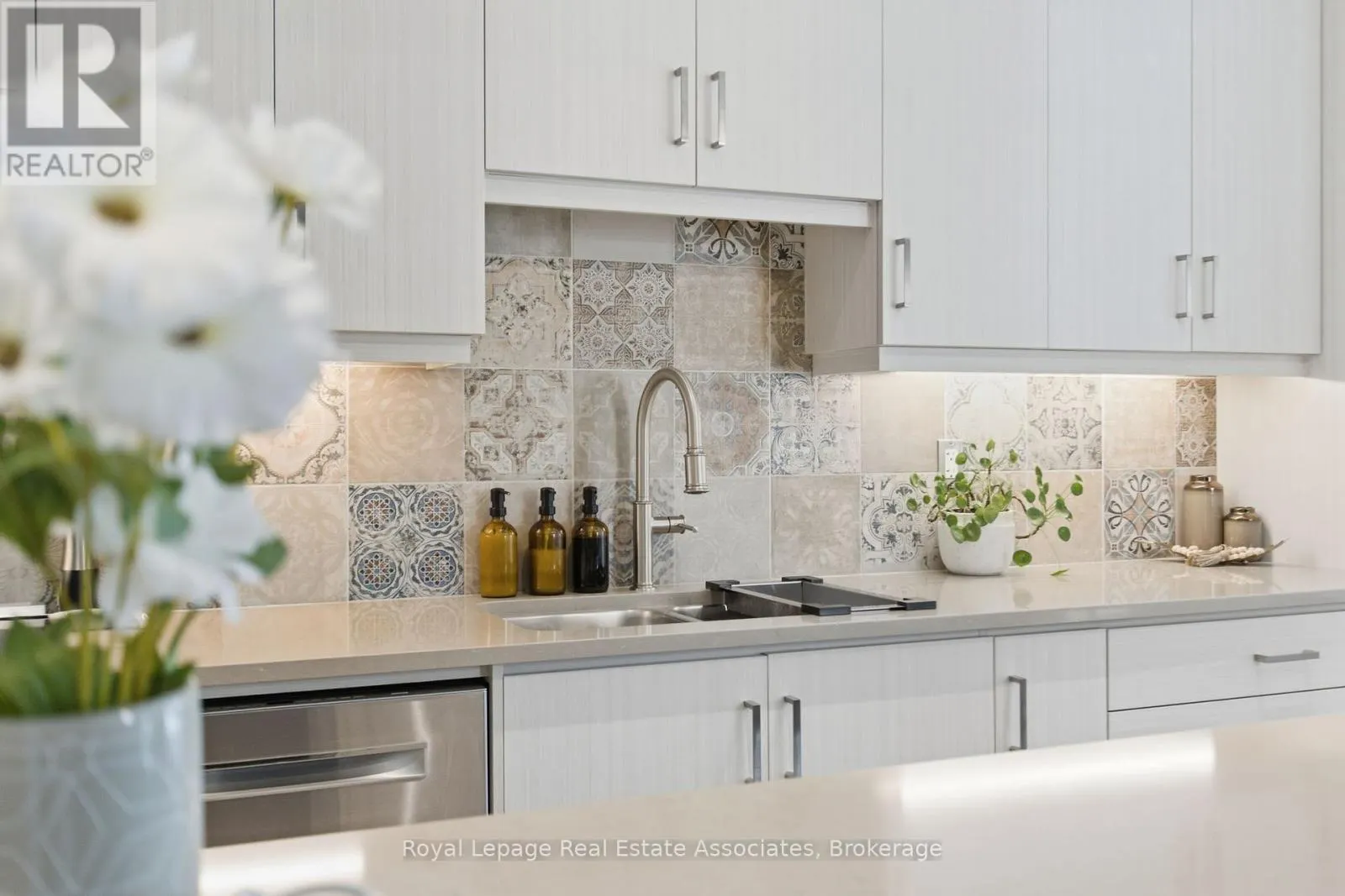 7 - 383 DUNDAS STREET E