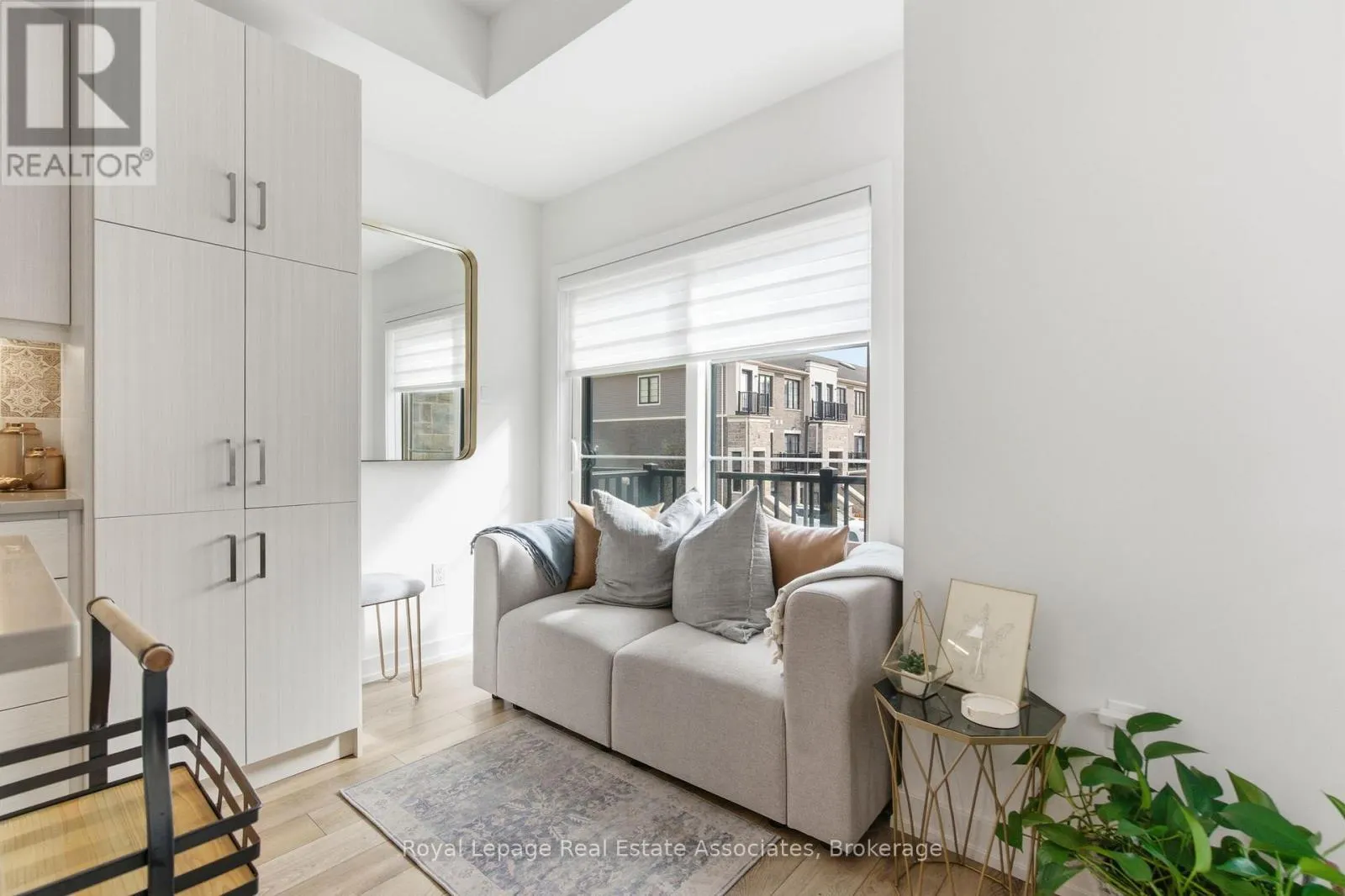 7 - 383 DUNDAS STREET E