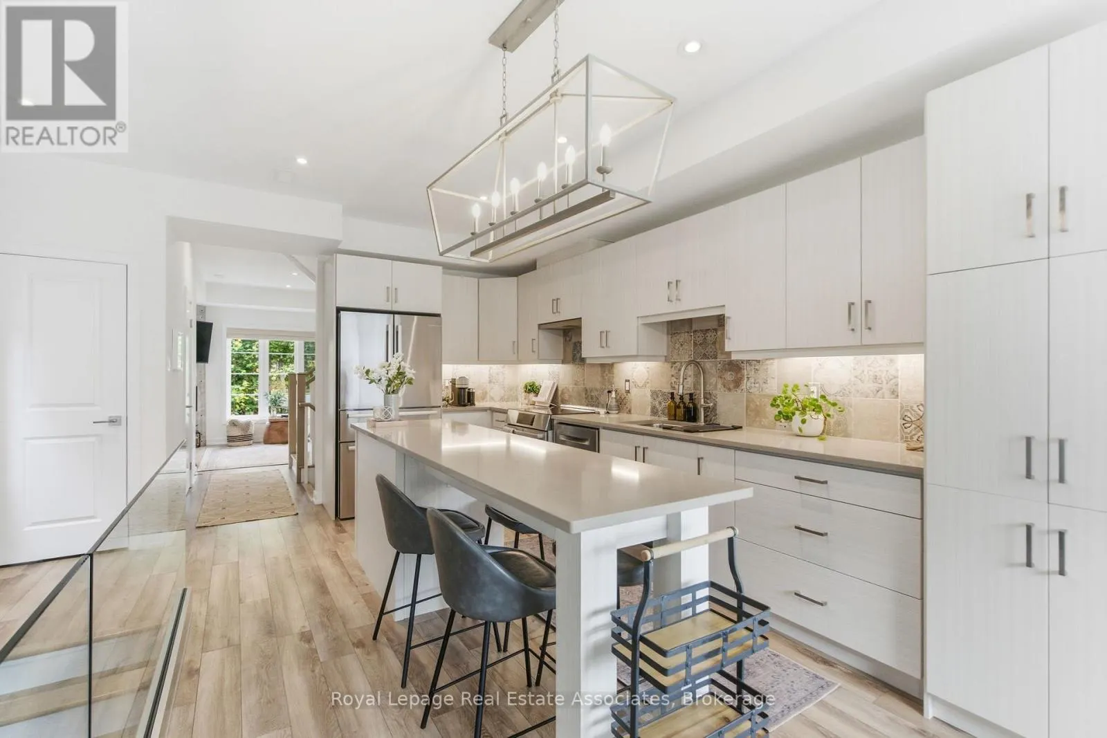 7 - 383 DUNDAS STREET E