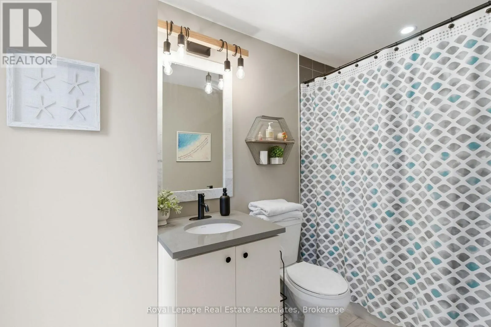 7 - 383 DUNDAS STREET E