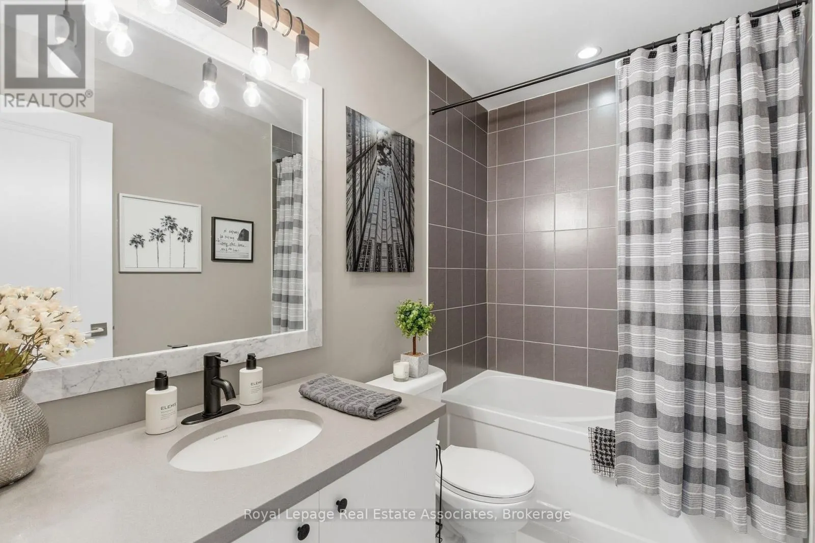 7 - 383 DUNDAS STREET E