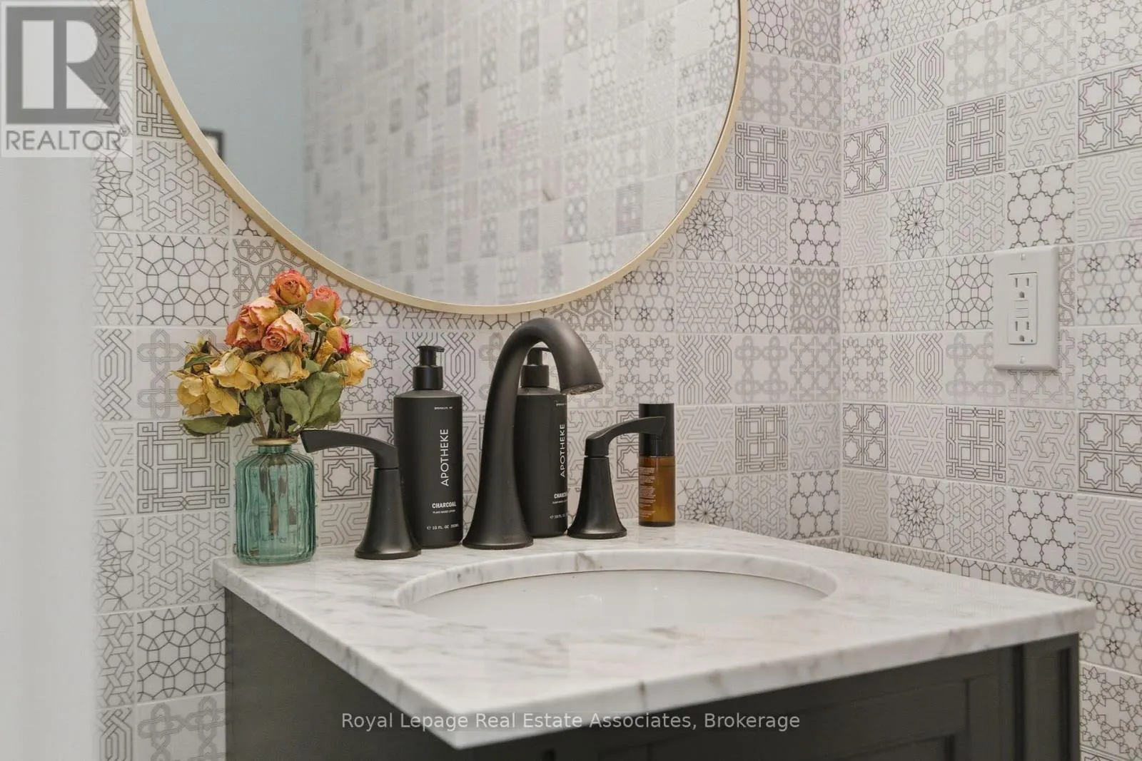 7 - 383 DUNDAS STREET E