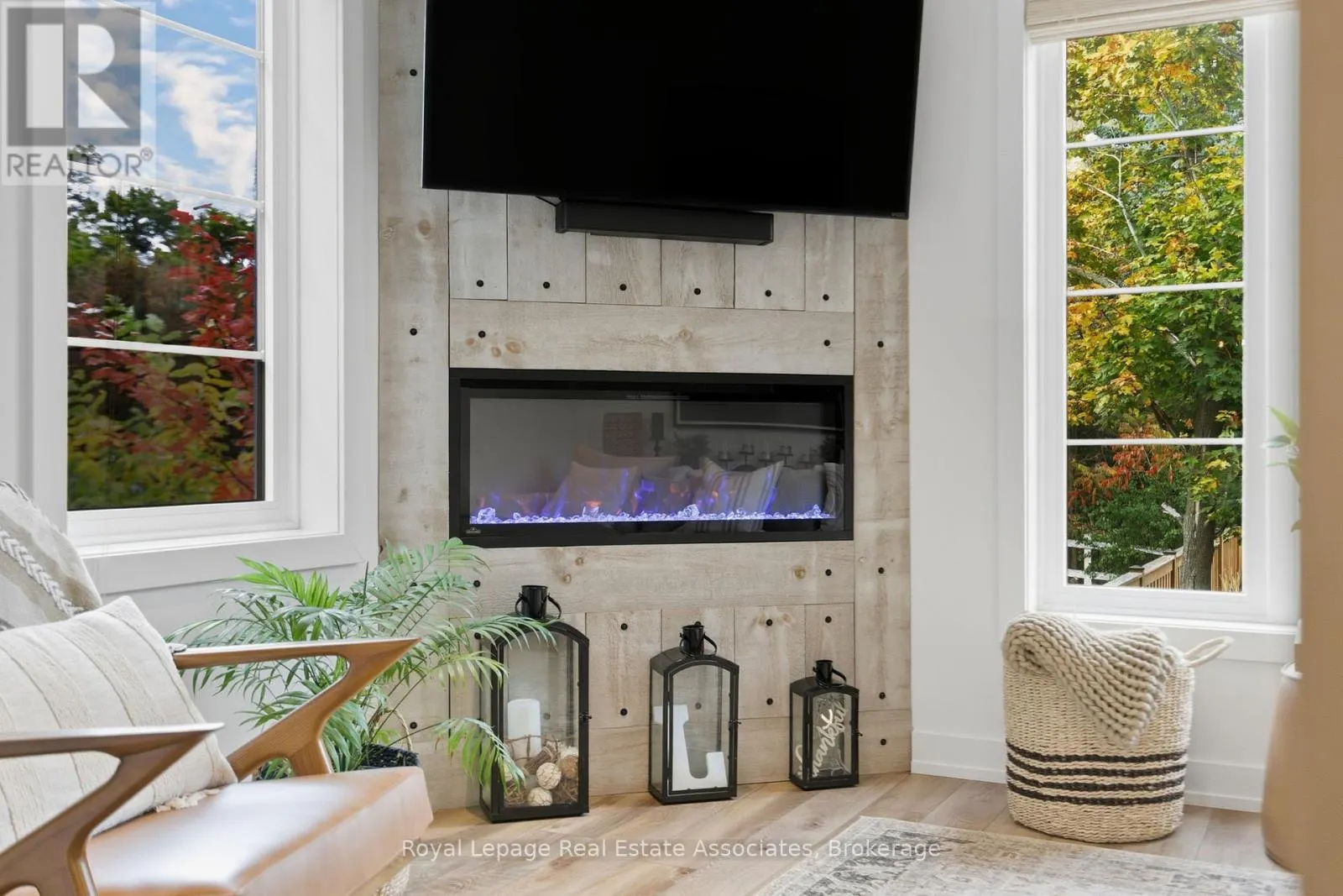 7 - 383 DUNDAS STREET E