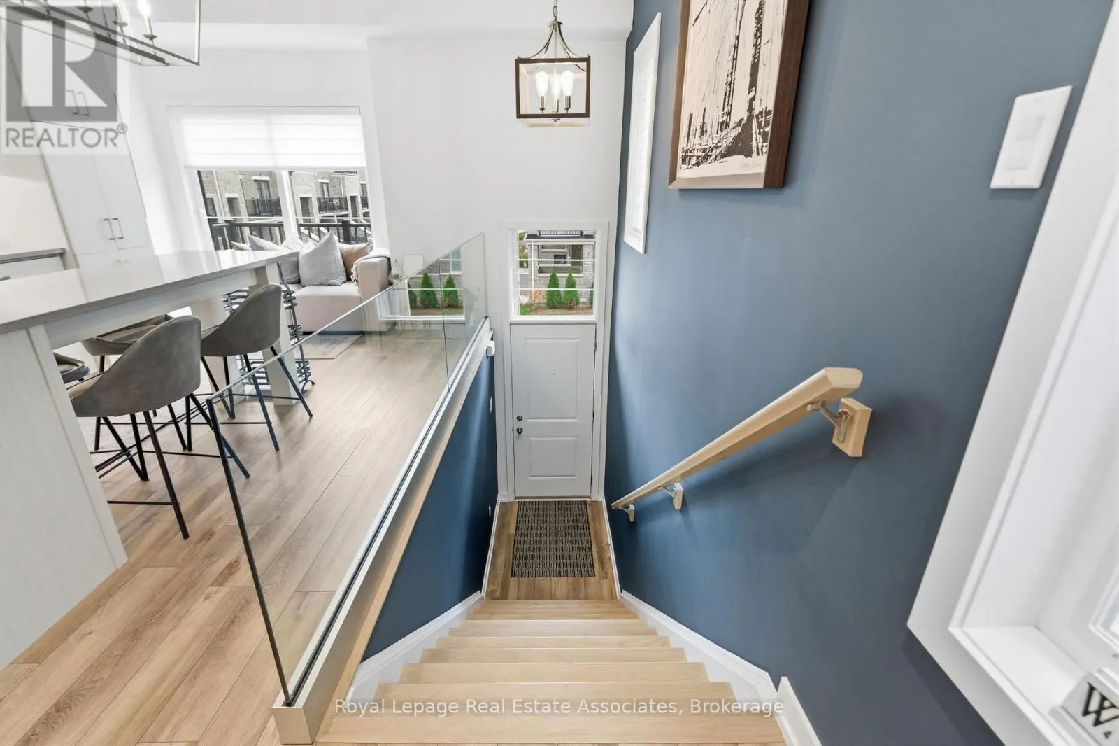 7 - 383 DUNDAS STREET E